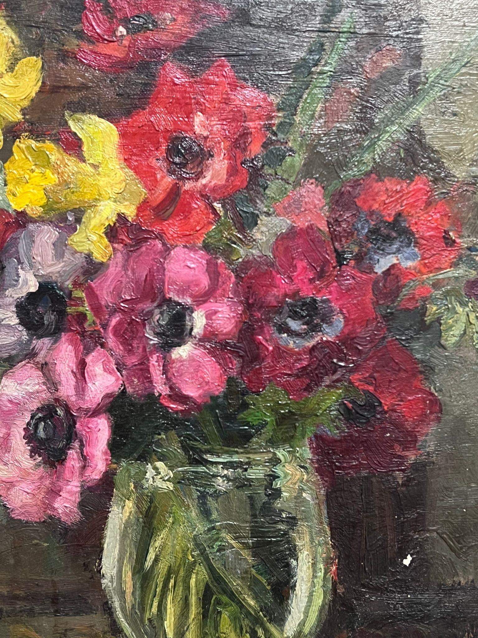 Natura morta floreale di anemoni luminosi in vaso di vetro Pittura ad olio della metà del XX secolo in vendita 1