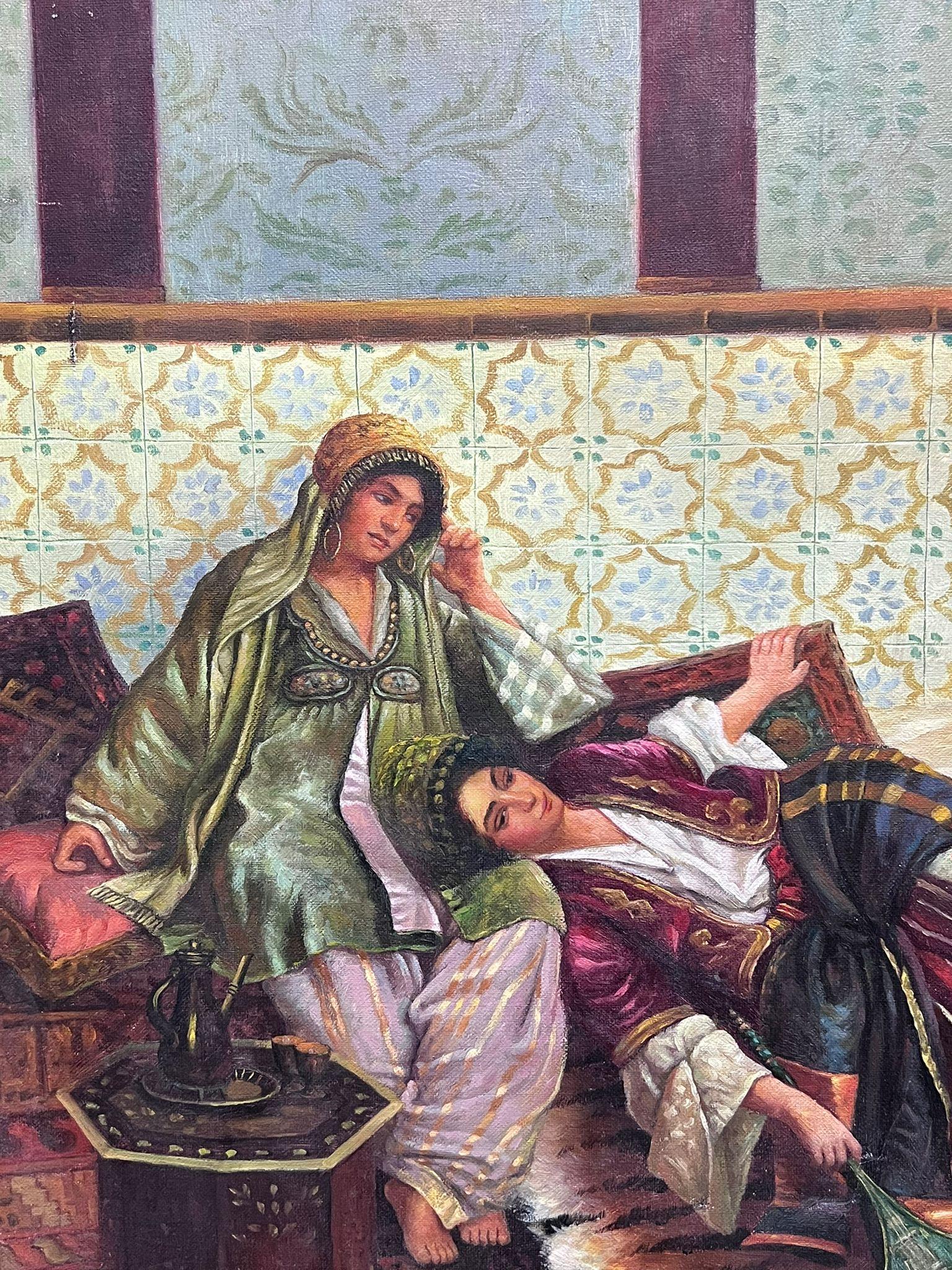 Peinture à l'huile orientaliste française d'Afrique du Nord, intérieur d'un harem, deux femmes en vente 6