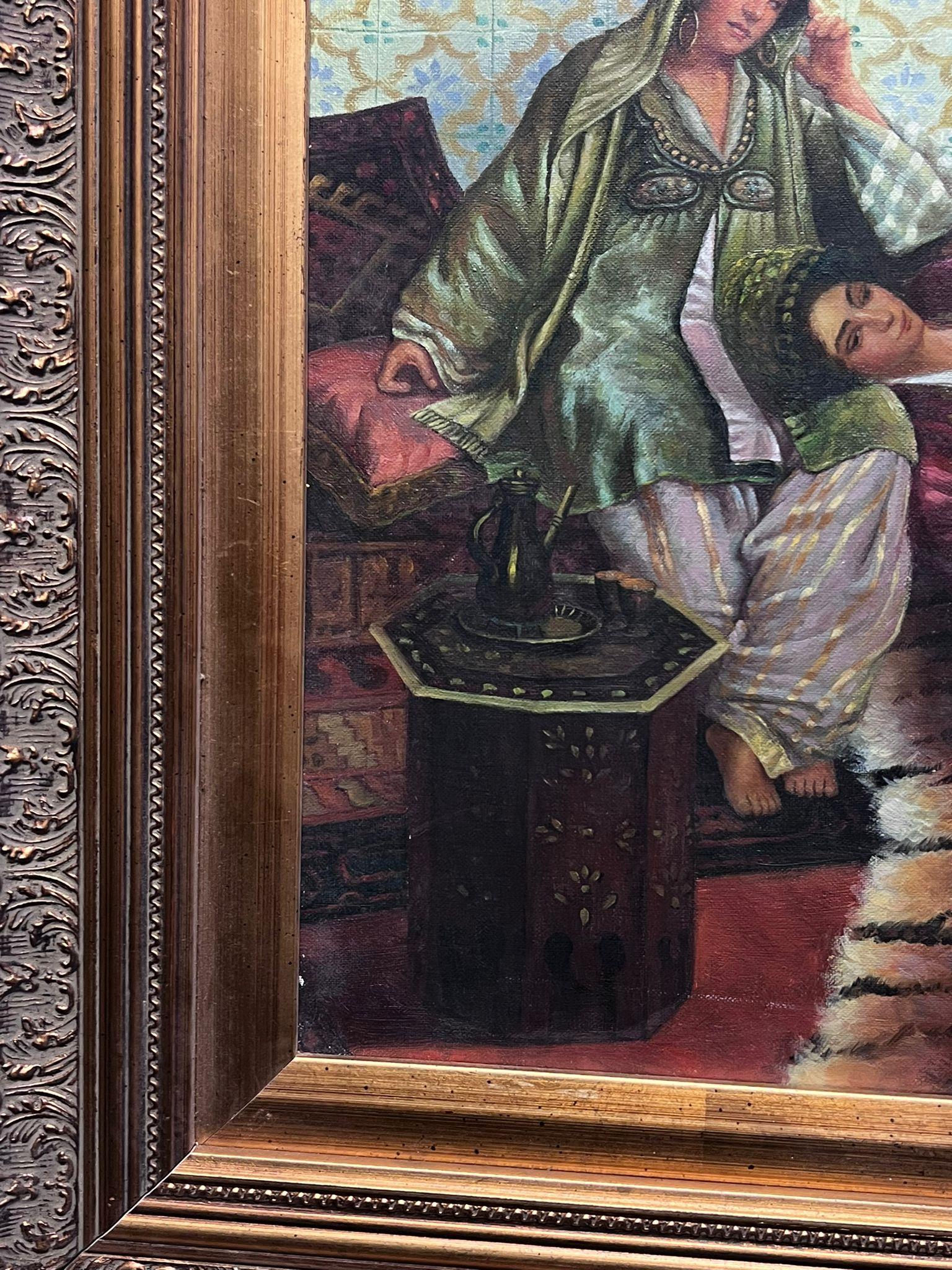 Peinture à l'huile orientaliste française d'Afrique du Nord, intérieur d'un harem, deux femmes en vente 3