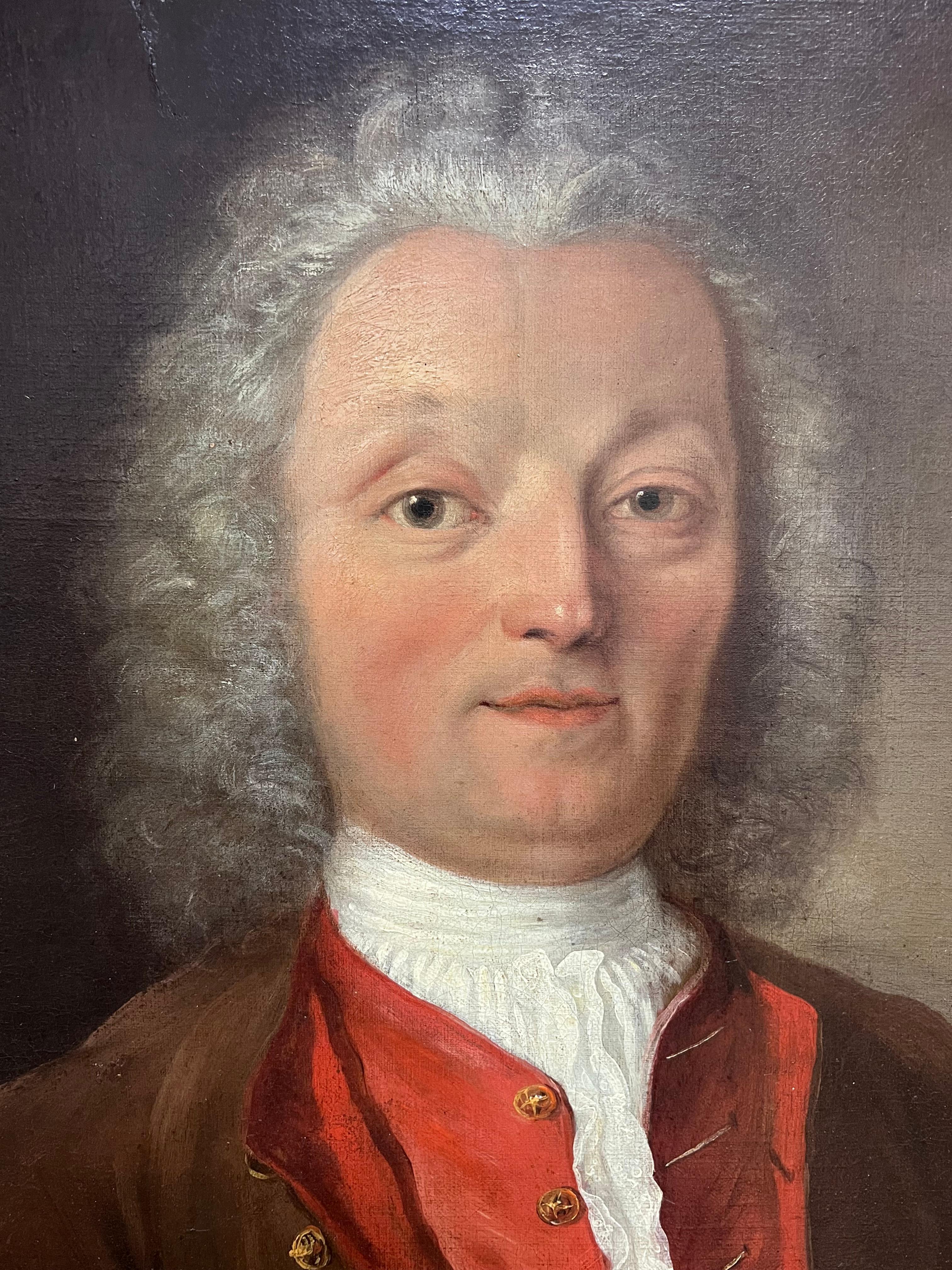 Grande ritratto francese del 1700 di un nobile con gilet rosso, dipinto a olio su tela - Portrait Painting Nero di French School