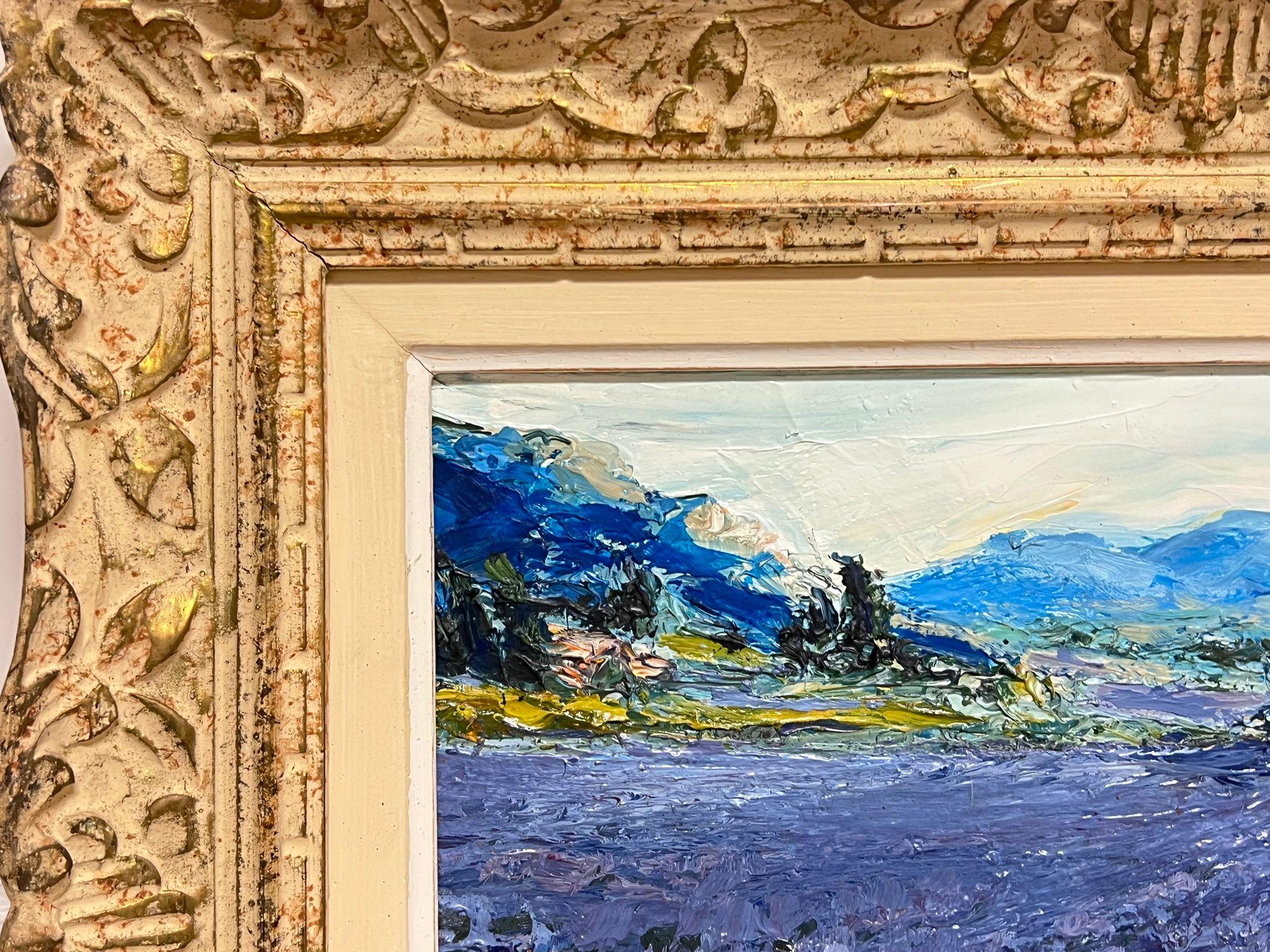 Lavanda in Provenza
Artista francese post-impressionista, fine XX secolo
firmato 
olio su tela, incorniciato in una cornice originale in stile Montparnasse
incorniciato: 15 x 19 pollici
tela: 9,5 x 13 pollici
provenienza: collezione privata,