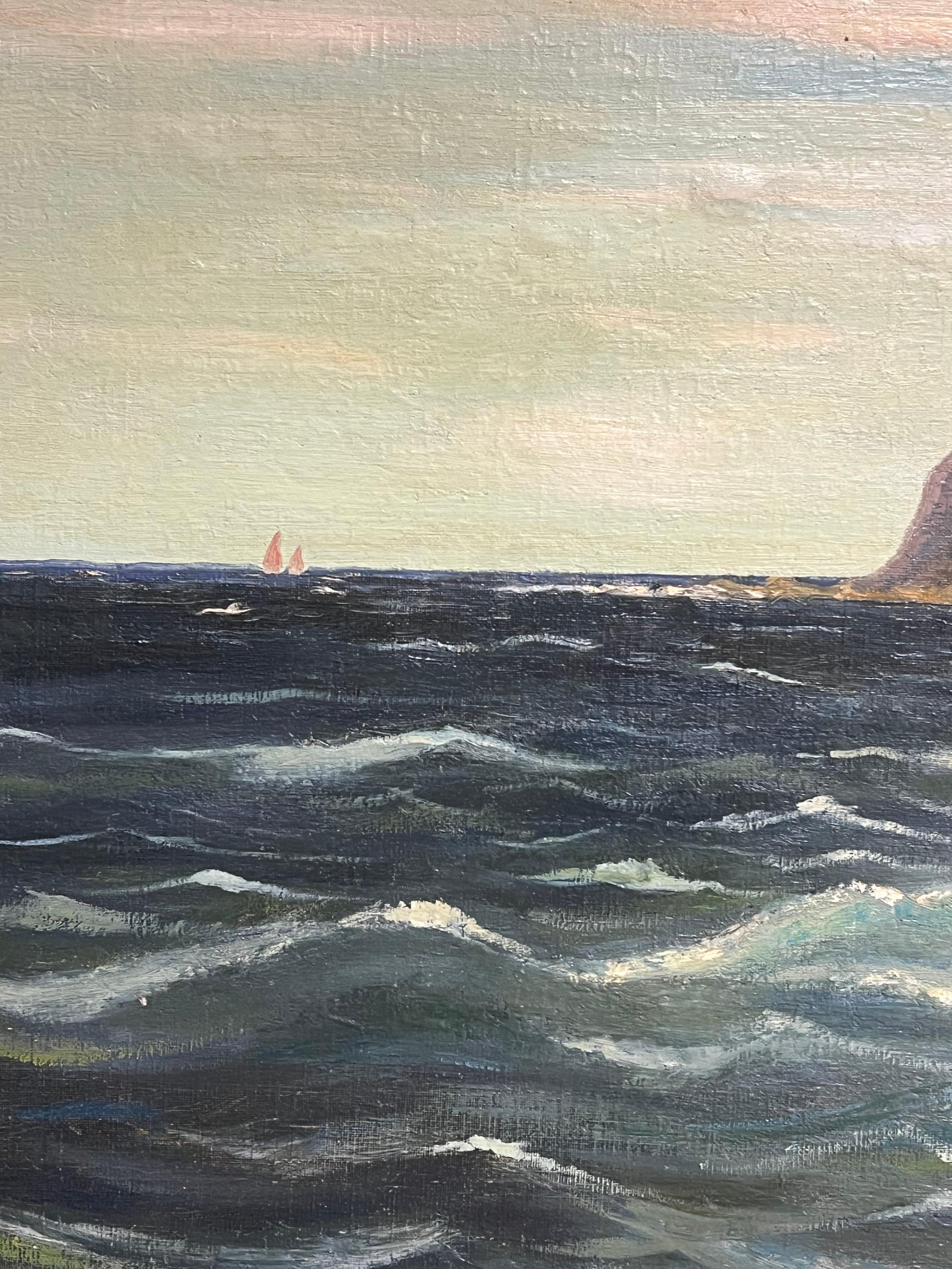 Majestätische Küsten Cliffs mit Seevögeln und einem distanzierten Segelboot Ein faszinierendes Meer (Grau), Landscape Painting, von French School