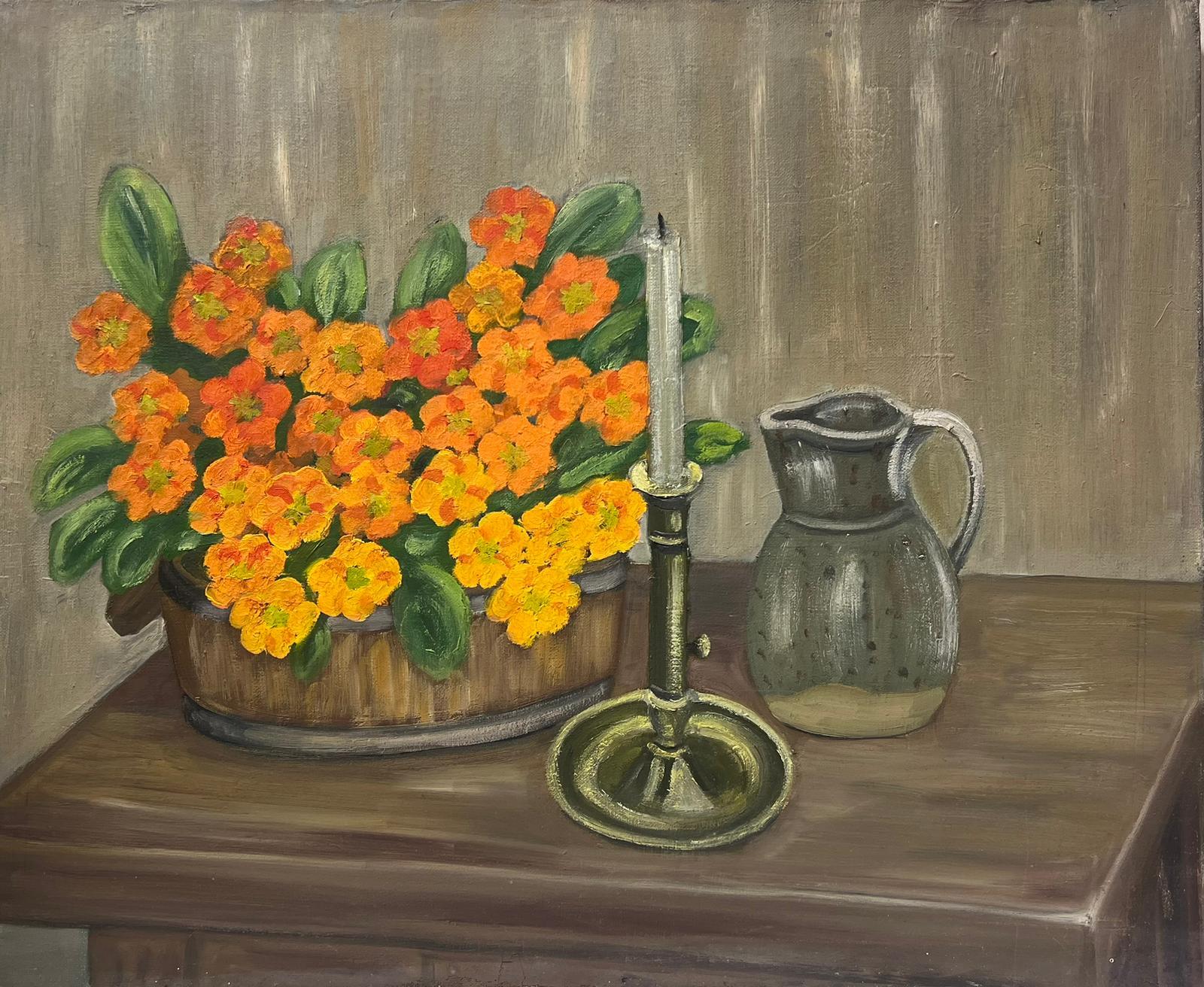 French School Still-Life Painting – Französisches Ölgemälde des mittleren 20. Jahrhunderts, Orange Pansies & Kerzentisch, Interieur 