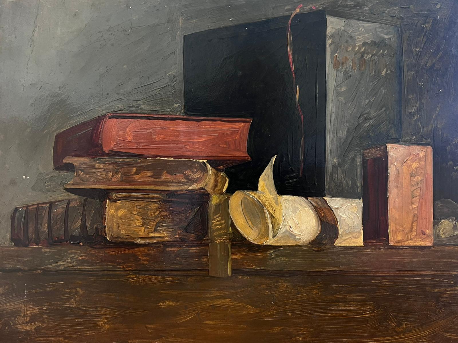 Interior Painting di French School - Natura morta francese della metà del XX secolo Dipinto a olio Pile di libri