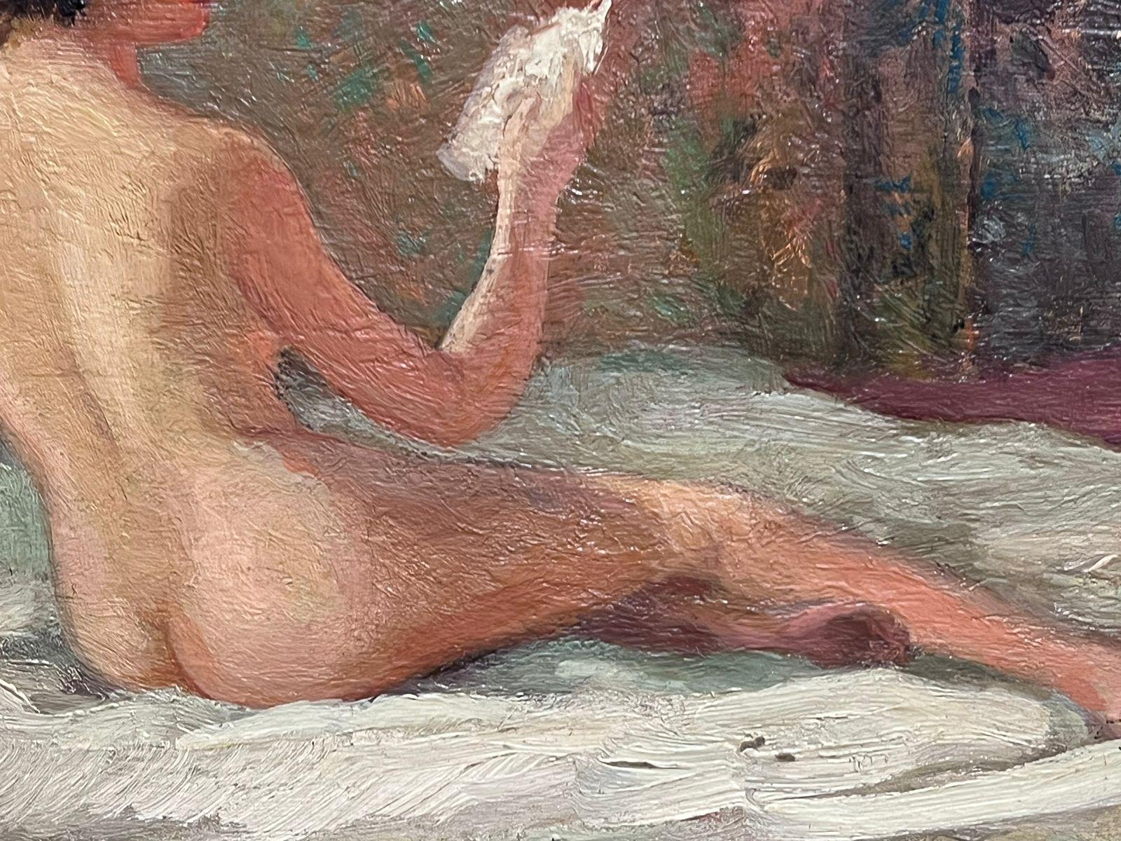 Pittura a olio francese della metà del secolo scorso: donna nuda sul letto che legge, firmata e incorniciata - Figurative Painting Marrone di French School