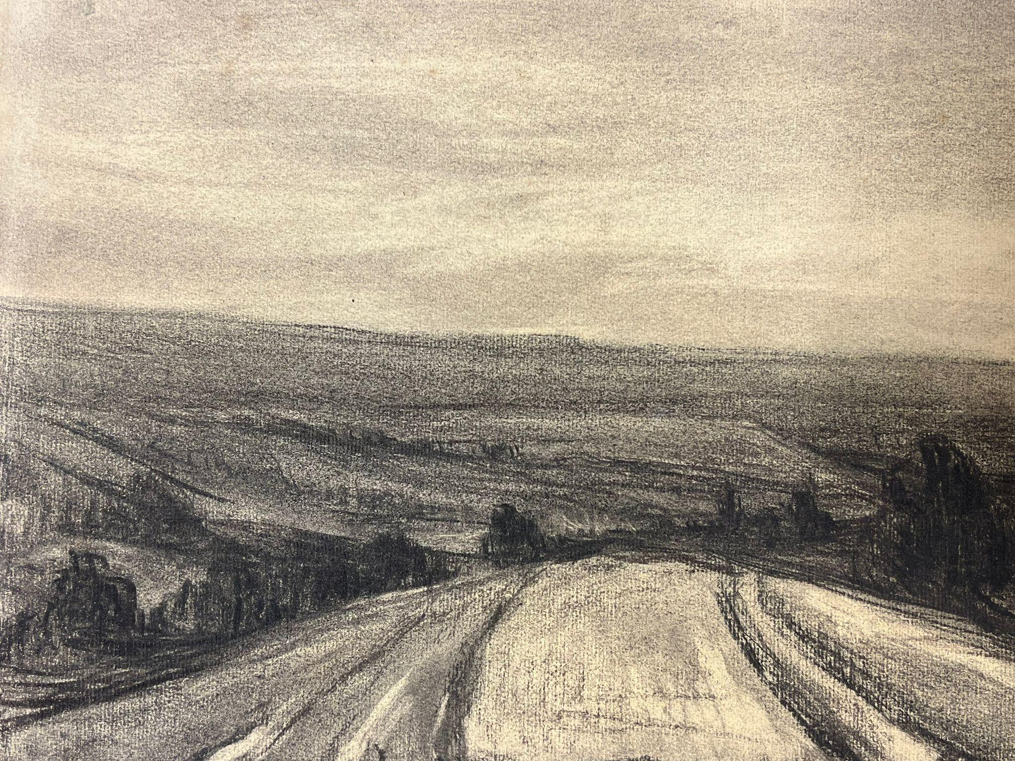Vasta vista di campagna Schizzo di paesaggio a carboncino con campi ondulati e colline lontane in vendita 1