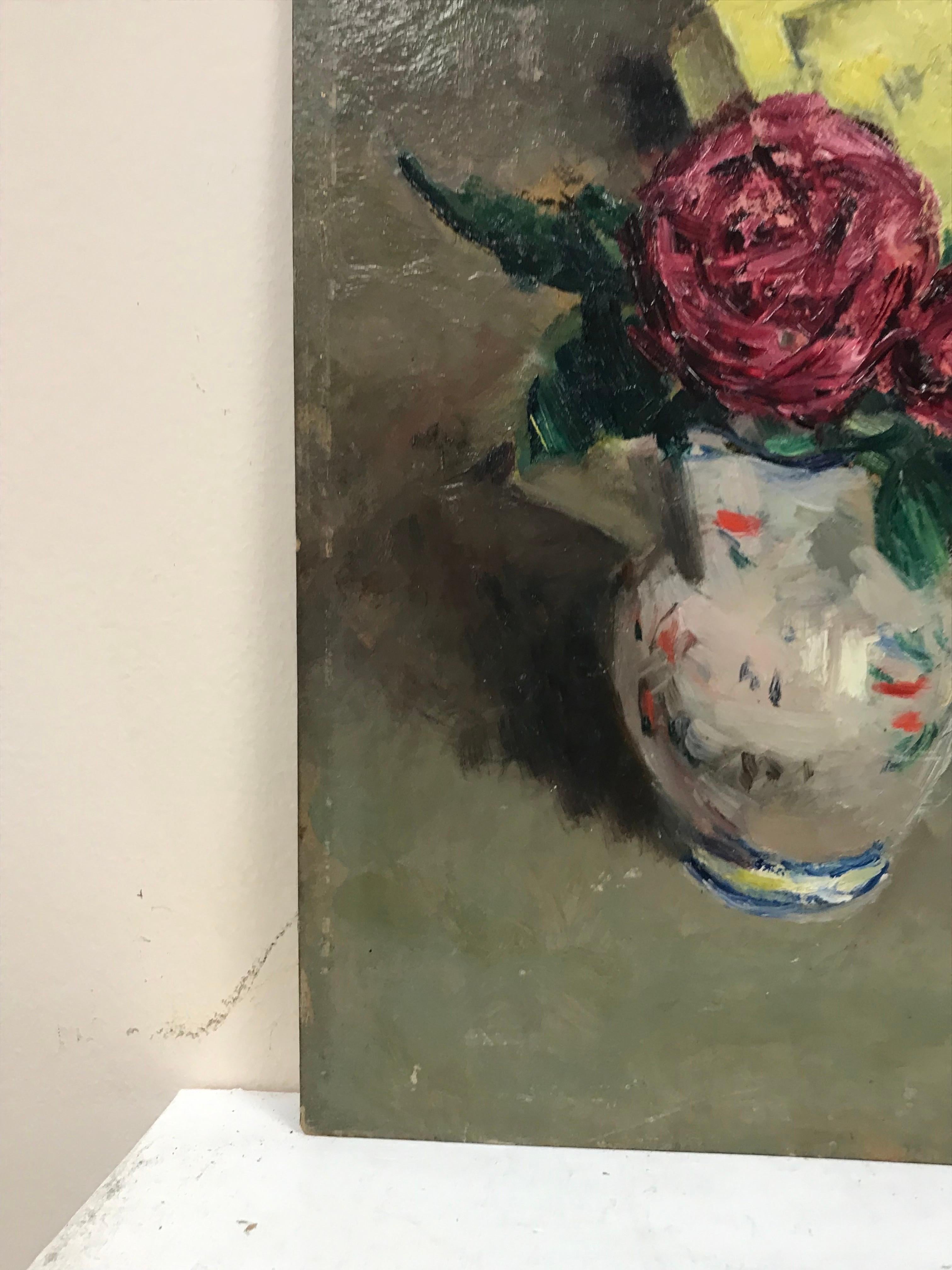 Artista/ Escuela: Escuela francesa, mediados del siglo XX, firmado indistintamente

Título: Bodegón de rosas rosas en un bonito jarrón, sobre un fondo de libros (uno amarillo precioso) y motivos de papel pintado de color rosa. 

Técnica: Óleo sobre