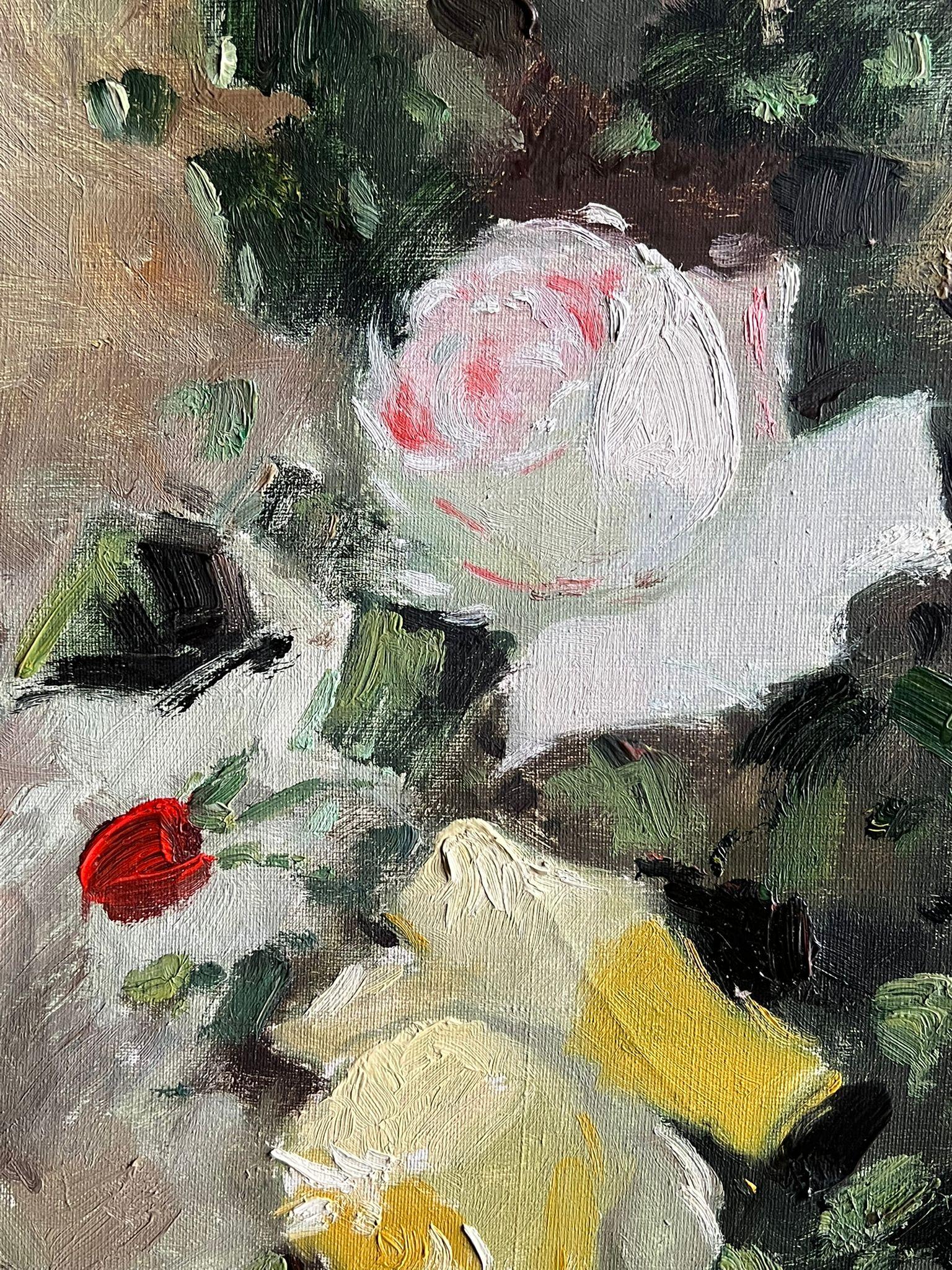 Natura morta floreale d'epoca francese della metà del XX secolo con rose in un vaso rosso in vendita 5