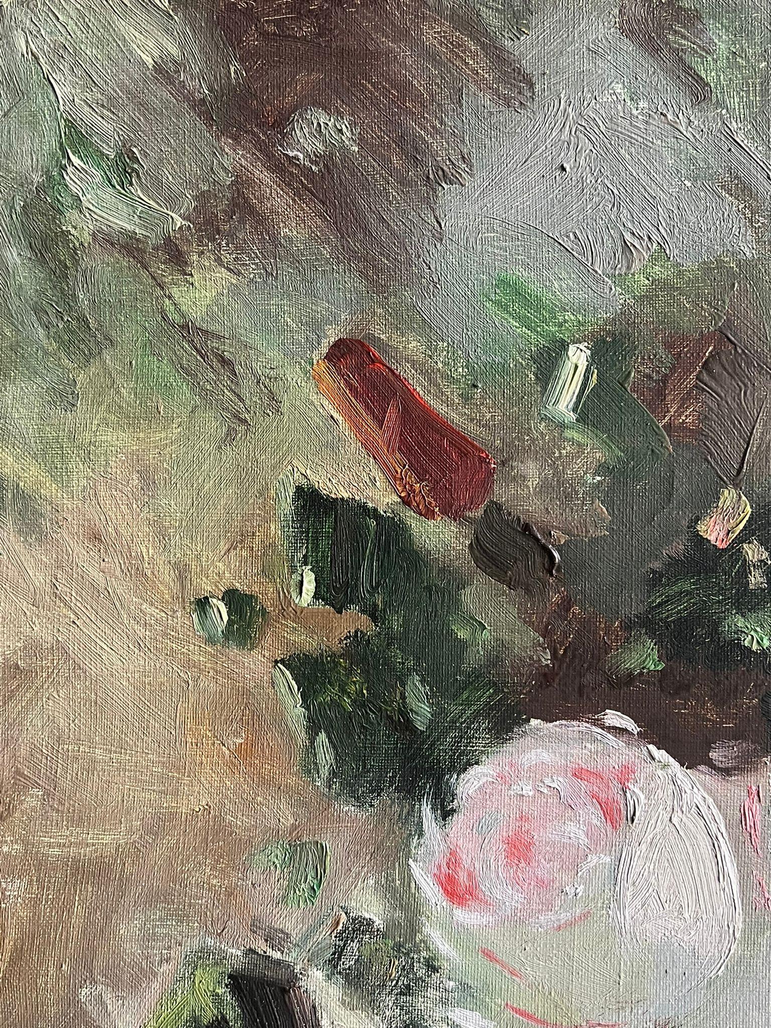 Natura morta floreale d'epoca francese della metà del XX secolo con rose in un vaso rosso in vendita 6