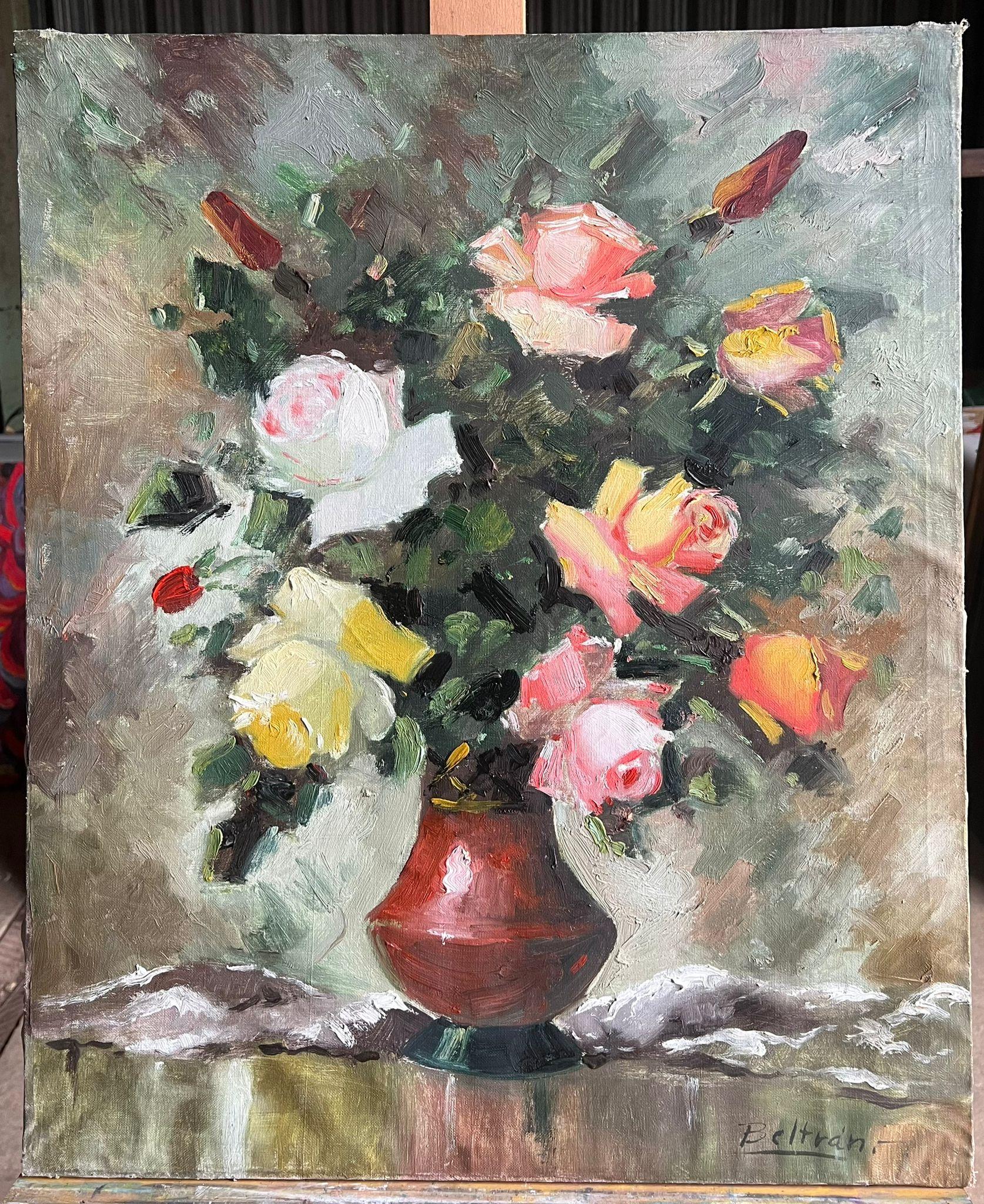 Natura morta floreale d'epoca francese della metà del XX secolo con rose in un vaso rosso - Painting di French School