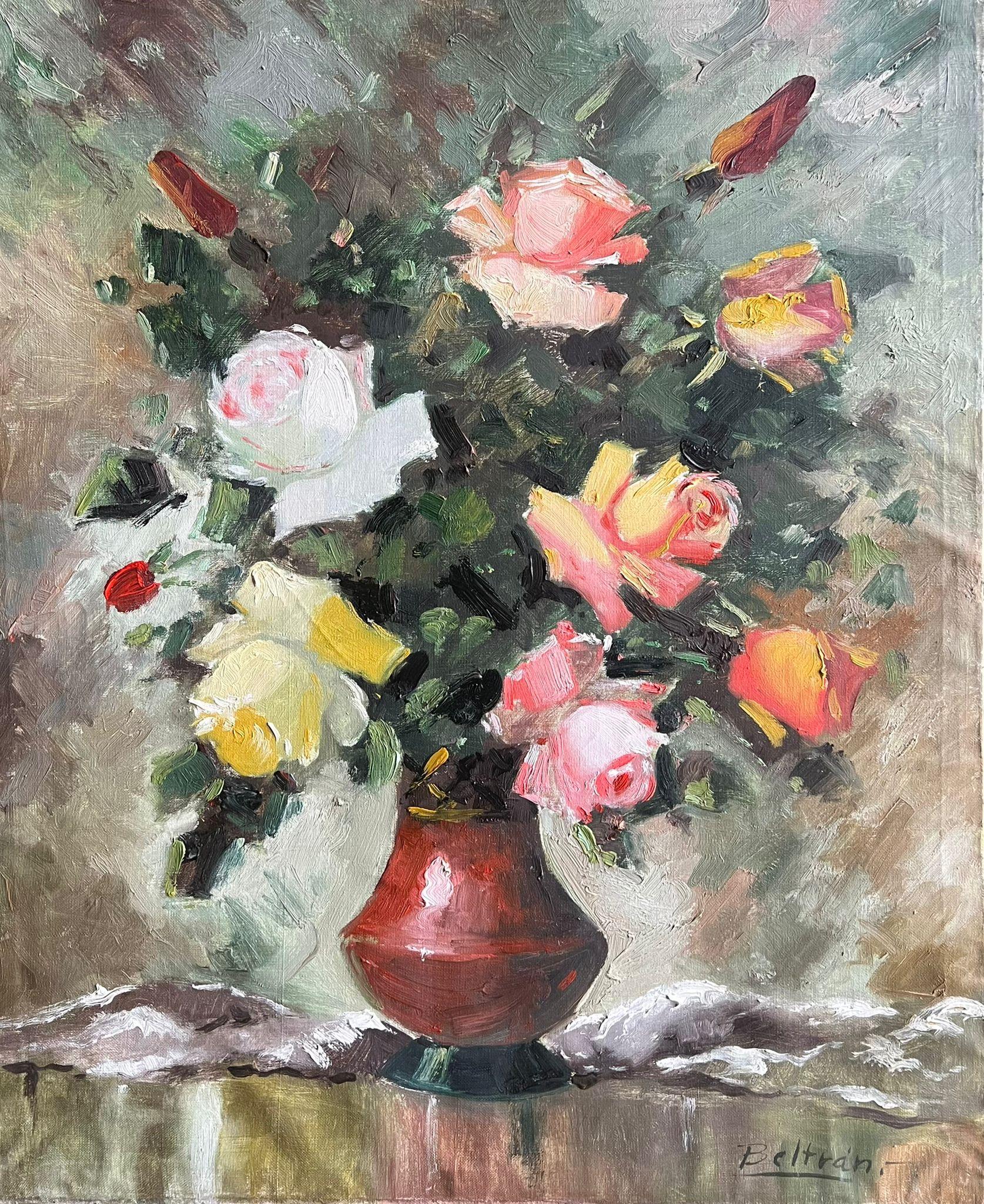 Still-Life Painting di French School - Natura morta floreale d'epoca francese della metà del XX secolo con rose in un vaso rosso