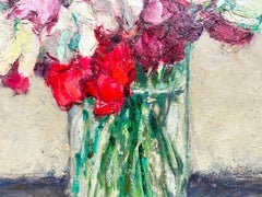 Französische Stillleben-Blumenvase aus der Mitte des Jahrhunderts in Rosa, Rot und Weiß mit Blumen