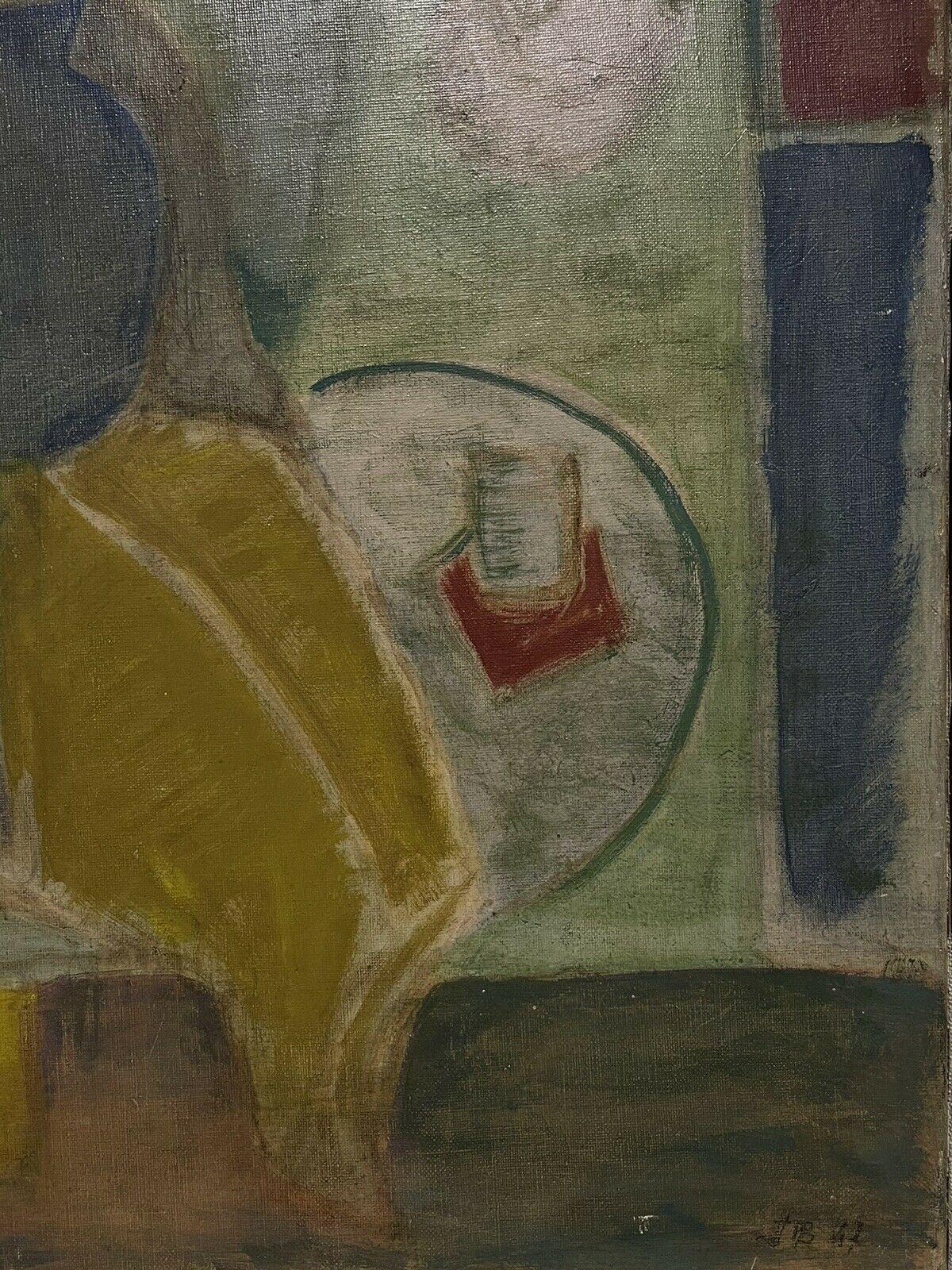 Figure moderniste française des années 1940 dans un décor intérieur, peinture à l'huile intrigante - Impressionnisme Painting par French School
