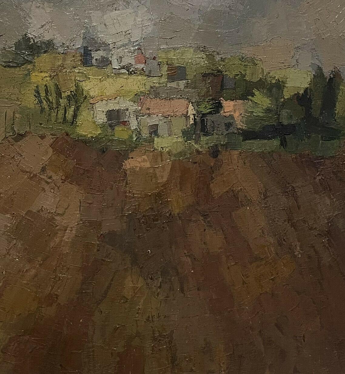 Artista/Scuola: Artista cubista francese degli anni '60, firmato in modo indistinto.

Titolo: Case nel paesaggio, colori lunatici e atmosferici. 

Medium: dipinto a olio su tela firmato, incorniciato.

incorniciato:   35 x 45 pollici
tela:   26,5 x