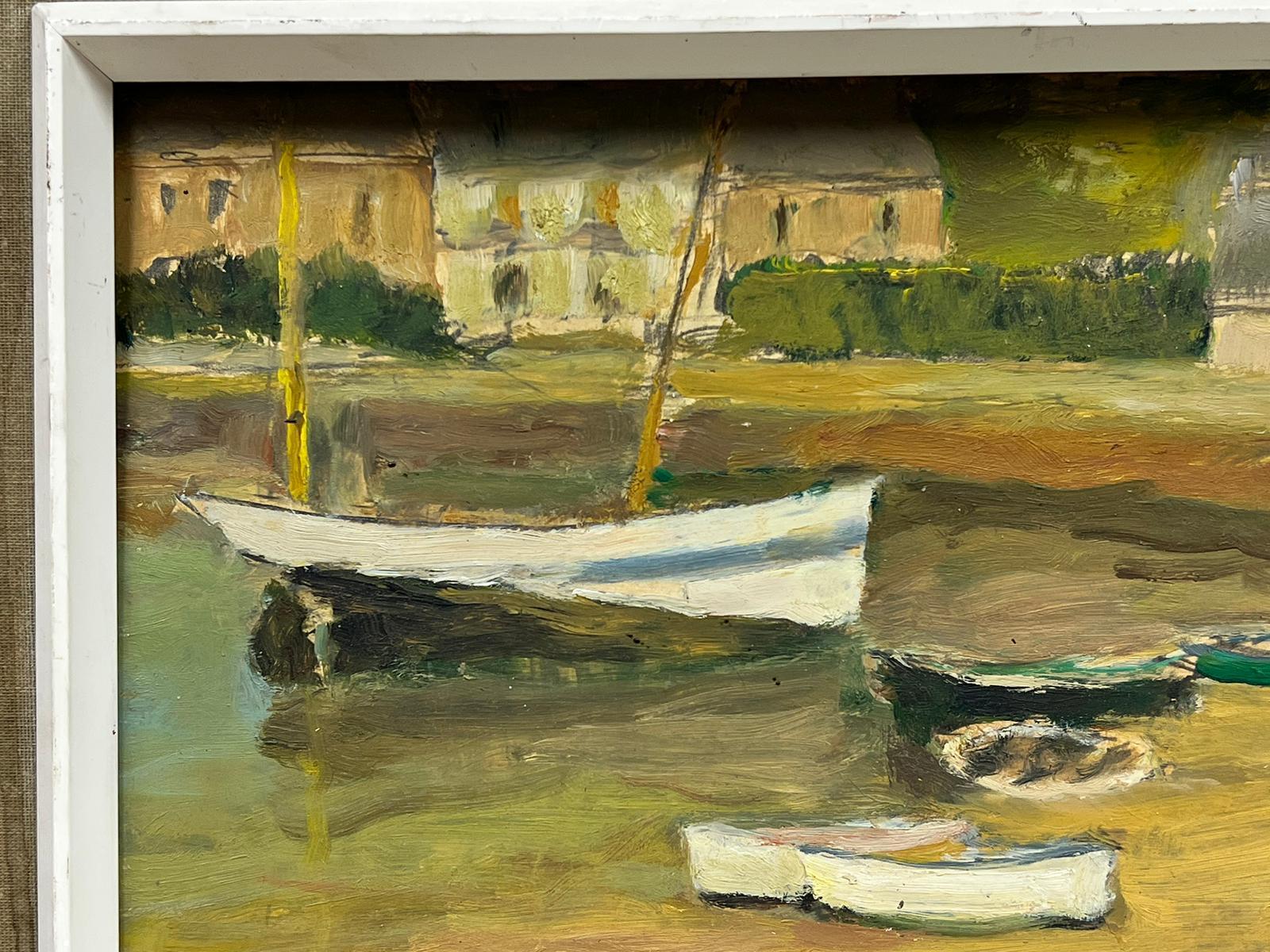 Pittura a olio francese del 1960 firmata Barche ormeggiate in Old Harbor Town Colori della terra - Painting di French School