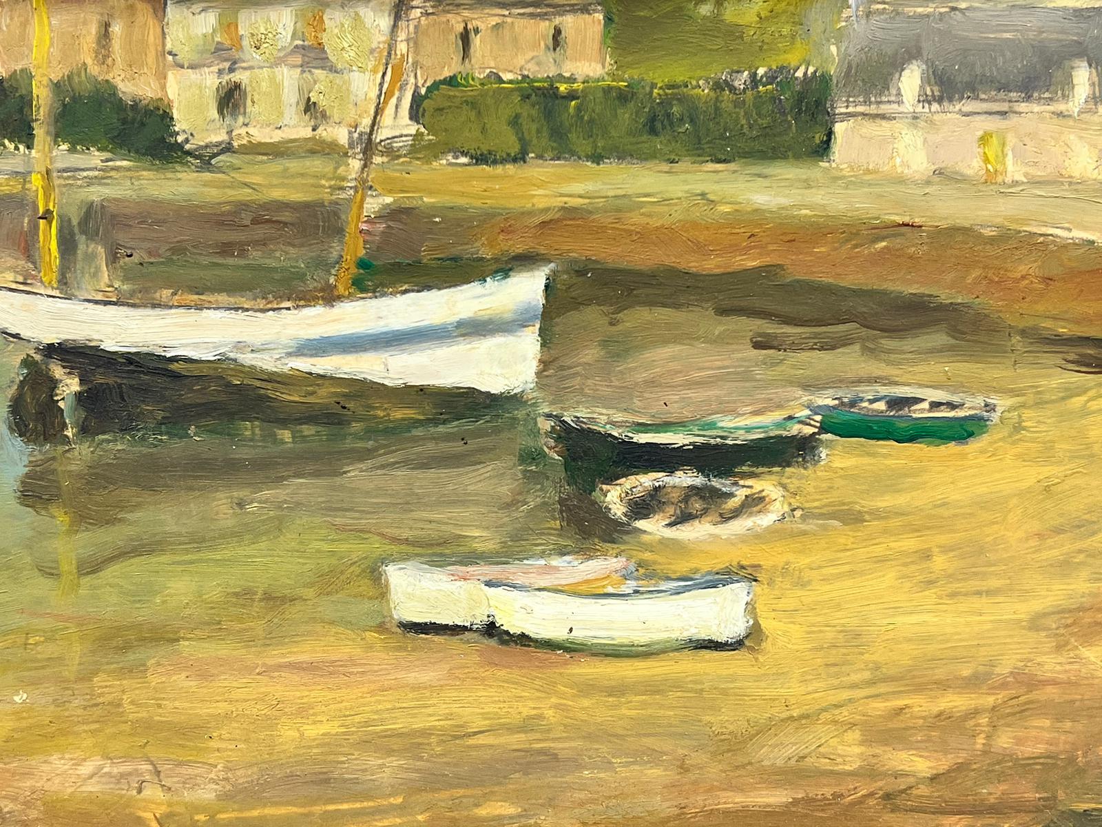 Pittura a olio francese del 1960 firmata Barche ormeggiate in Old Harbor Town Colori della terra - Landscape Painting Marrone di French School