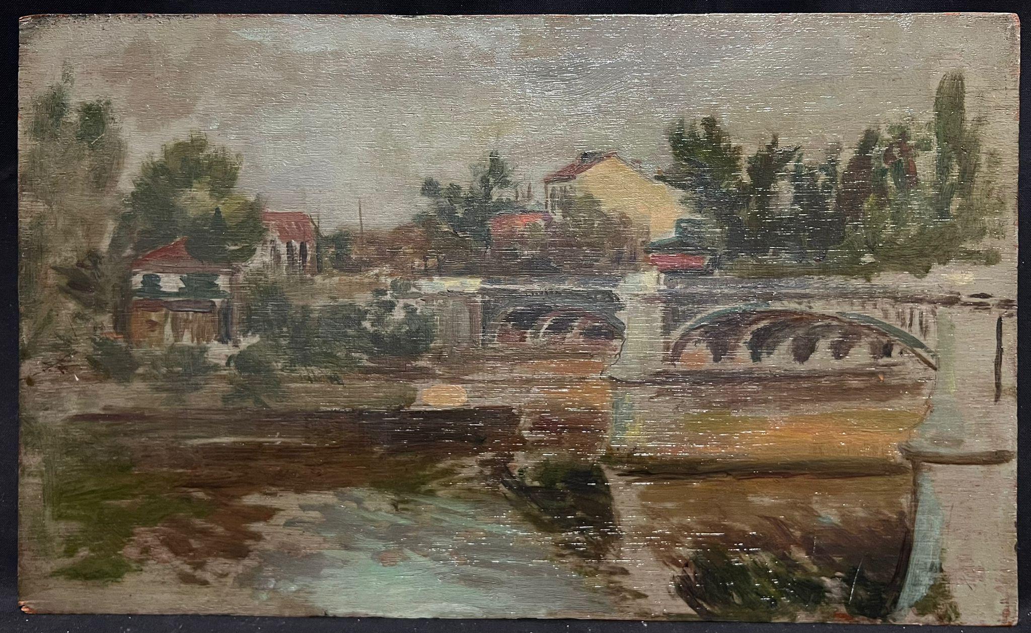 Antique French Impressionist Oil Grey Bridge Riverside Landscape through Townes (Olio Grigio Ponte e Paesaggio Lungo il Fiume) - Painting di French School
