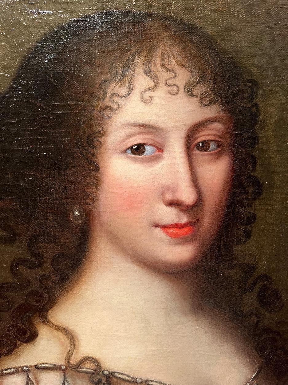 École française du XVIIe siècle Portrait de femme avec des fleurs Huile sur toile - Painting de French School of the 17th Century 