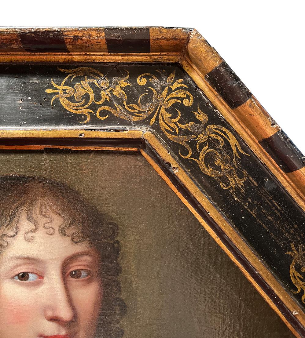 École française du XVIIe siècle Portrait de femme avec des fleurs Huile sur toile en vente 3