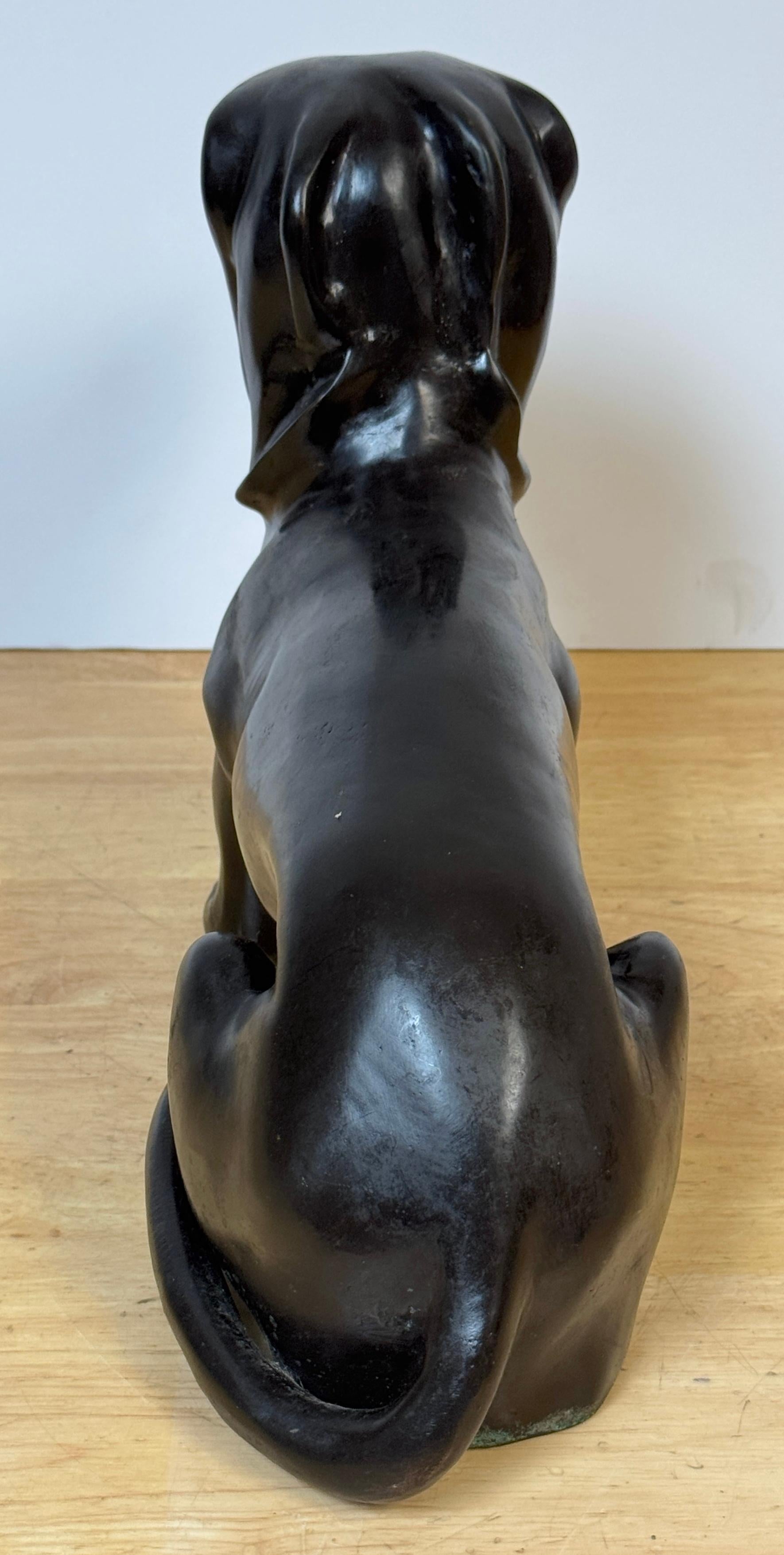 Bronce patinado de la escuela francesa de un perro salchicha descansando en venta 3