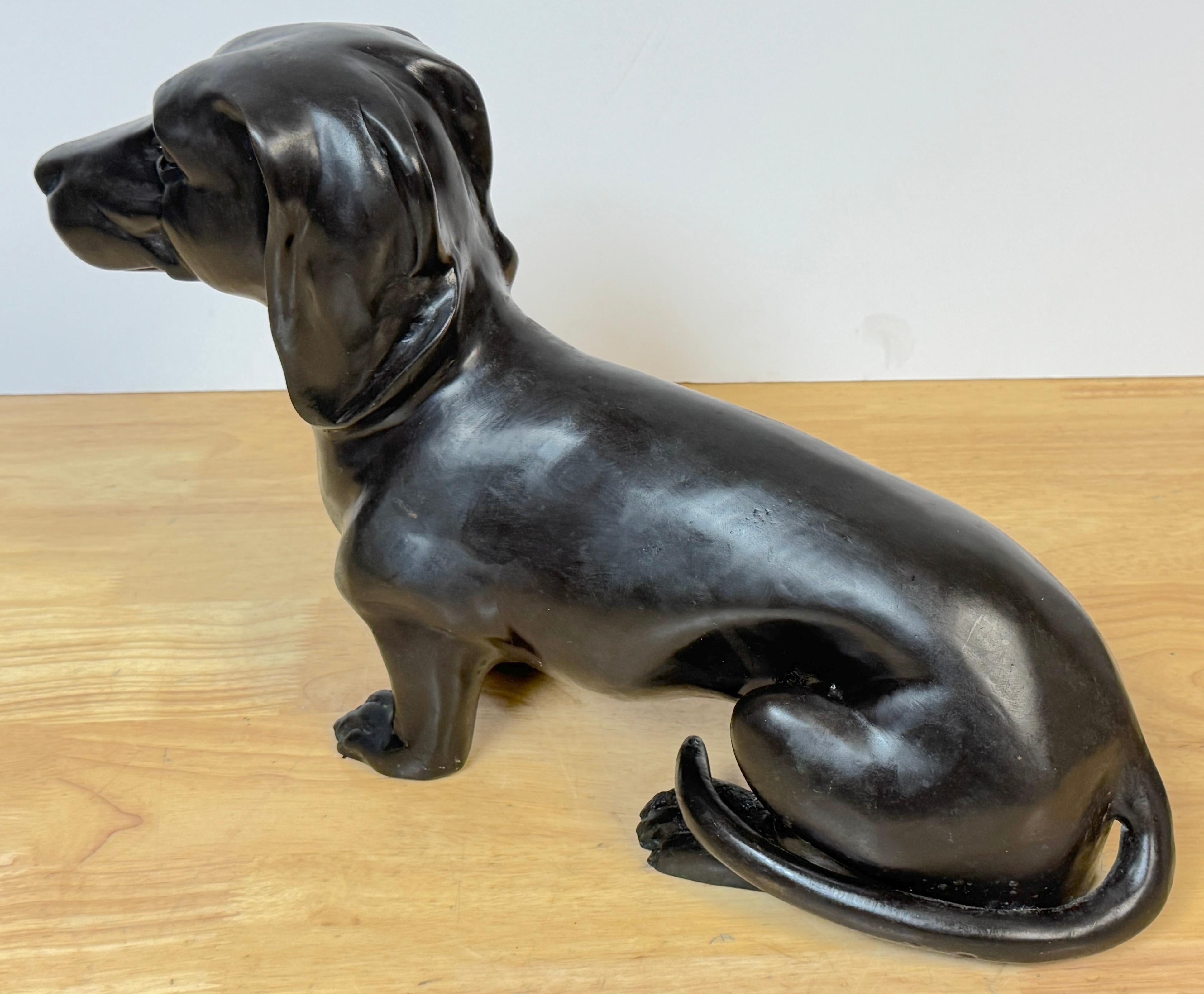 Bronce patinado de la escuela francesa de un perro salchicha descansando en venta 4