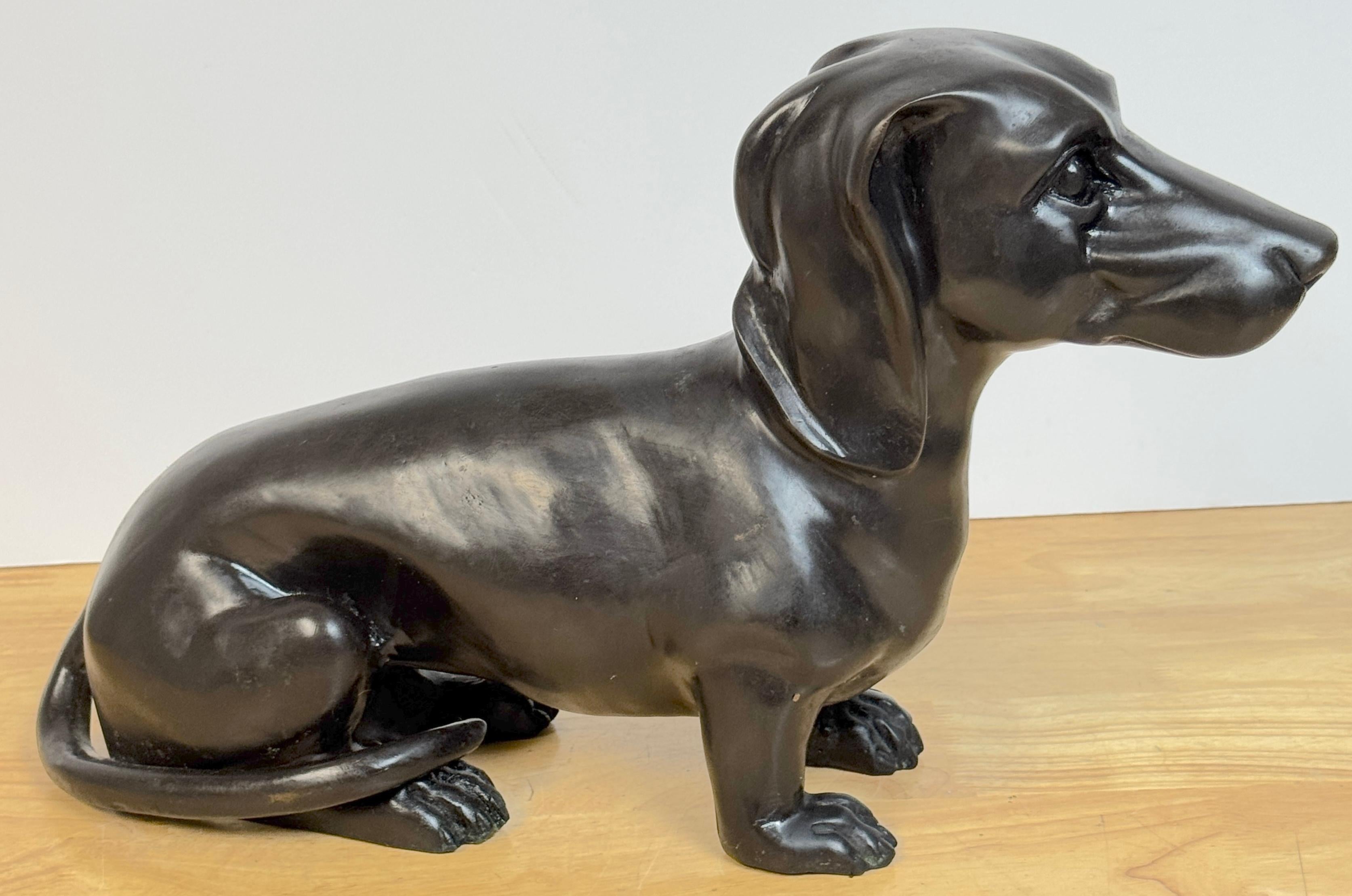 Bronce patinado de la escuela francesa de un perro salchicha descansando en venta 5