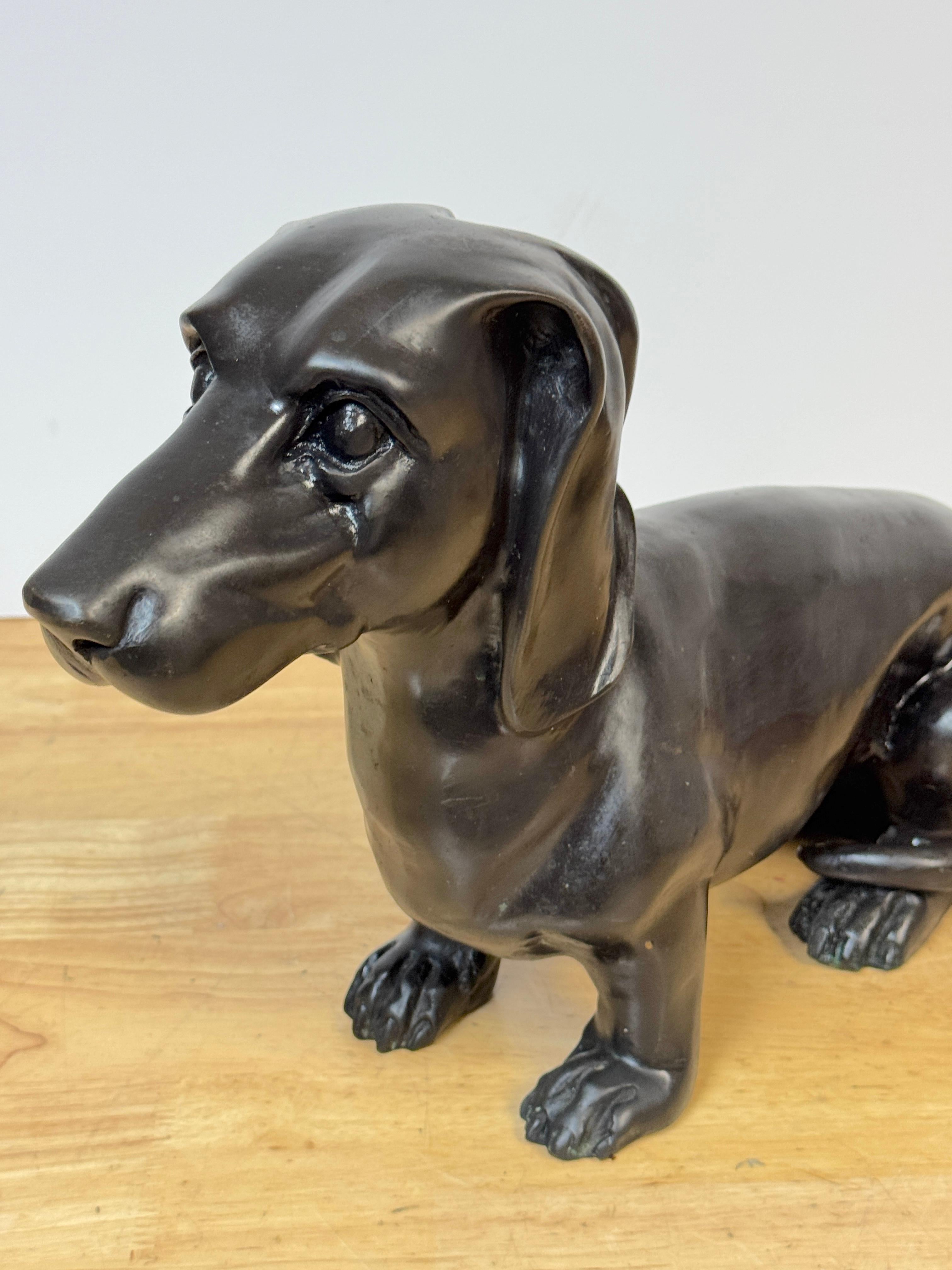 Bronce patinado de la escuela francesa de un perro salchicha descansando en venta 6
