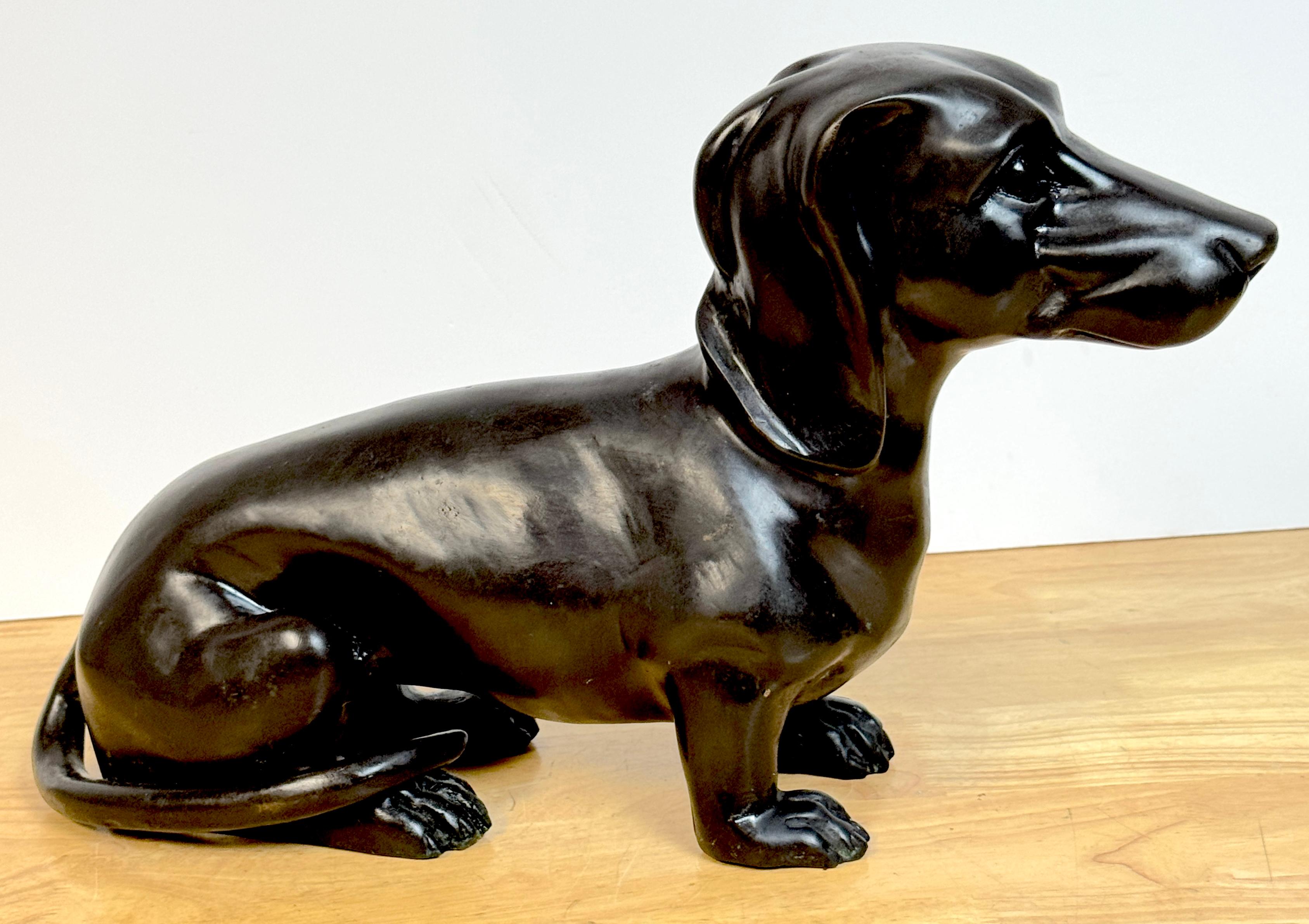 Escultura Teckel de Bronce Patinado de la Escuela Francesa

Esta escultura de perro salchicha de bronce patinado de la Escuela Francesa, finamente fundida, capta maravillosamente el encanto y la elegancia característicos de la raza. Fundida con