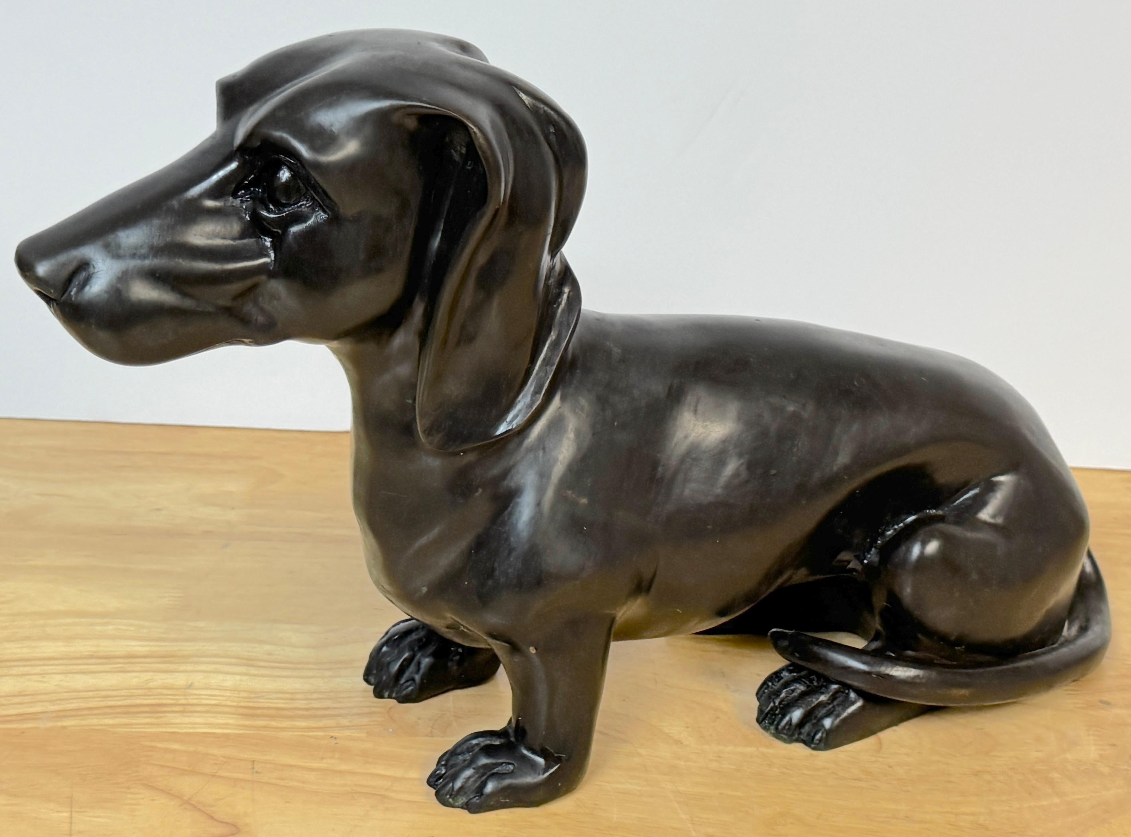 Bronce patinado de la escuela francesa de un perro salchicha descansando Arte deportivo en venta