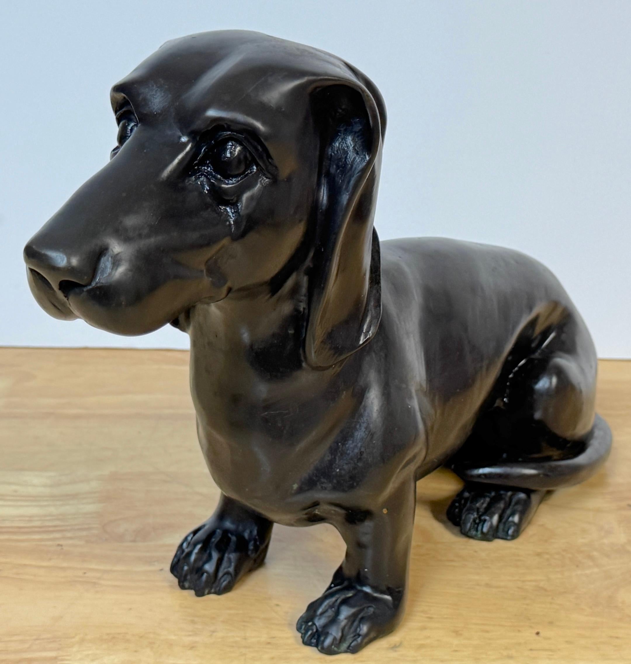 Bronce patinado de la escuela francesa de un perro salchicha descansando Francés en venta