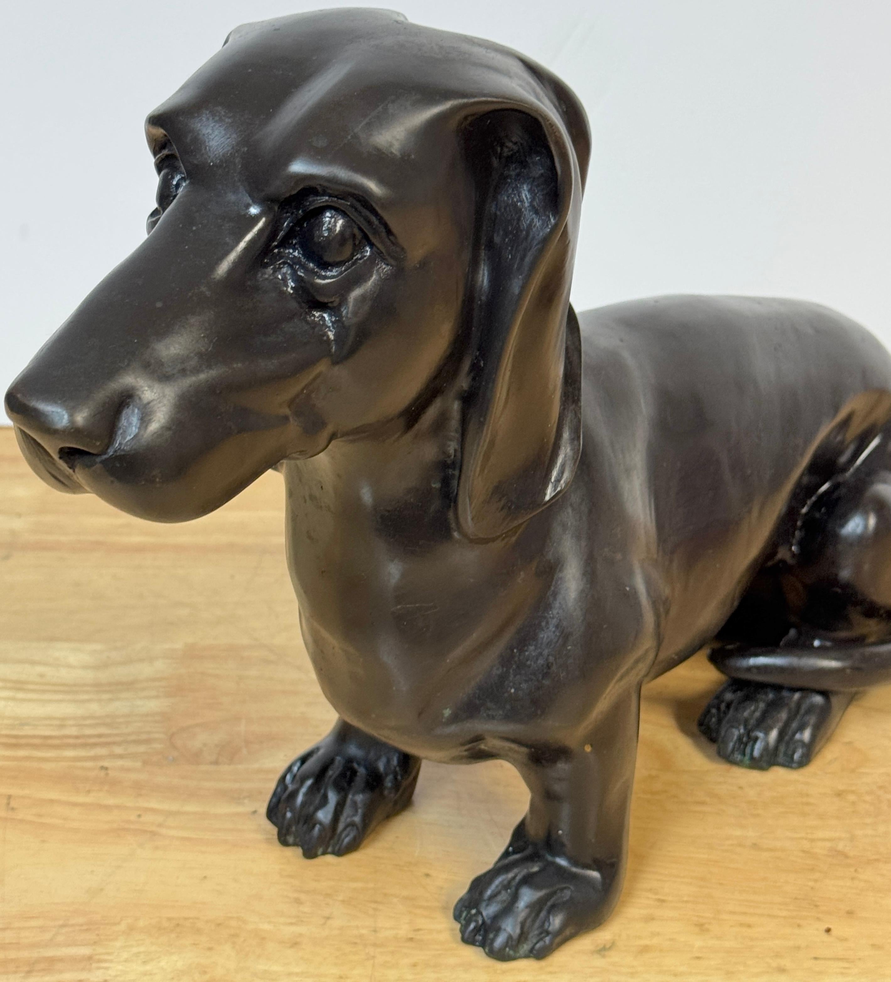 Bronce patinado de la escuela francesa de un perro salchicha descansando Vaciado en venta