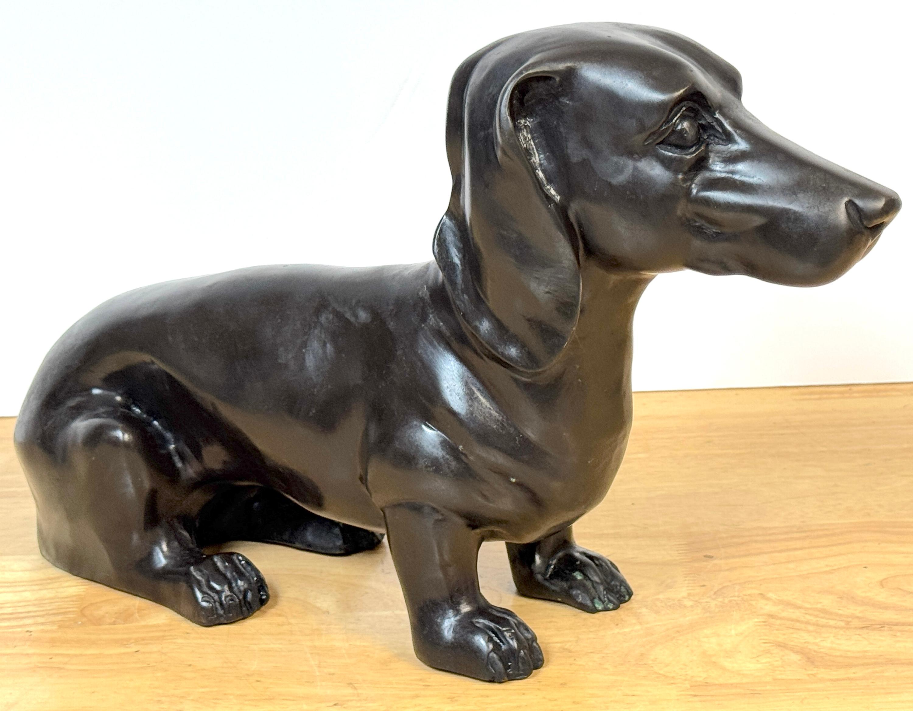 Bronce patinado de la escuela francesa de un perro salchicha descansando en venta 1