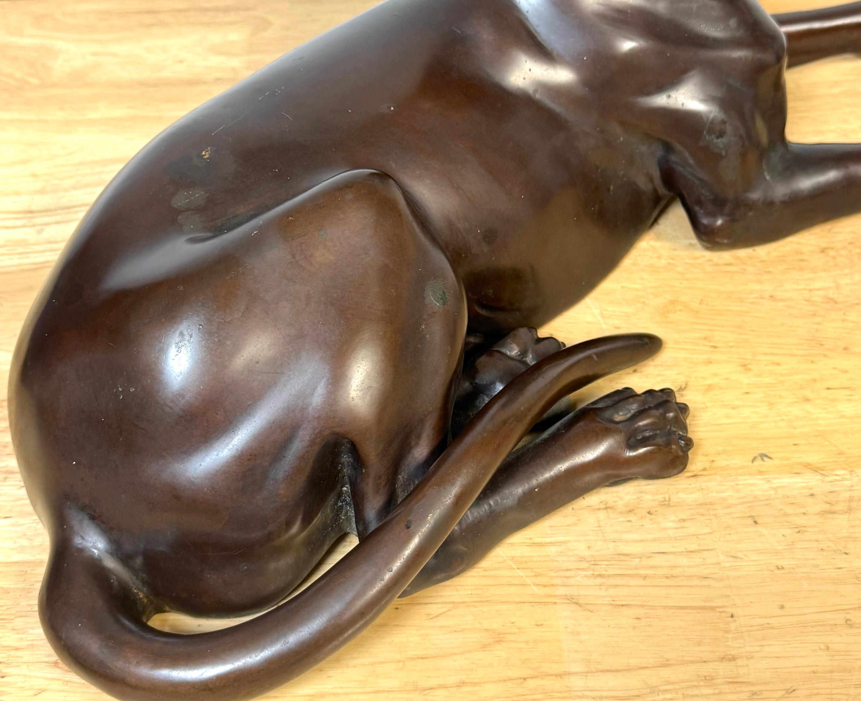 Bronze patiné de l'école française représentant un chien de chasse couché en vente 3