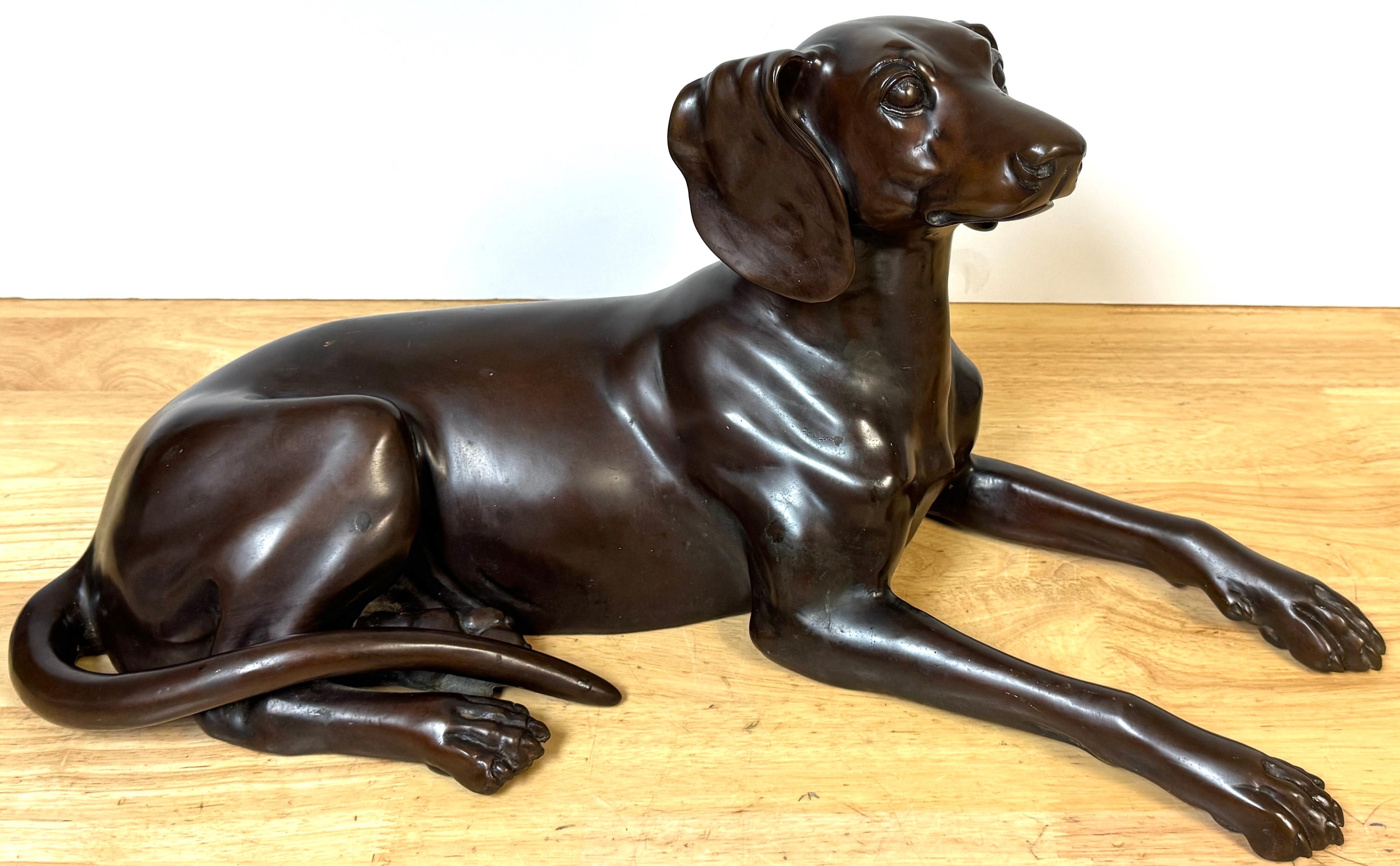 Bronze patiné de l'école française représentant un chien de chasse couché en vente 4