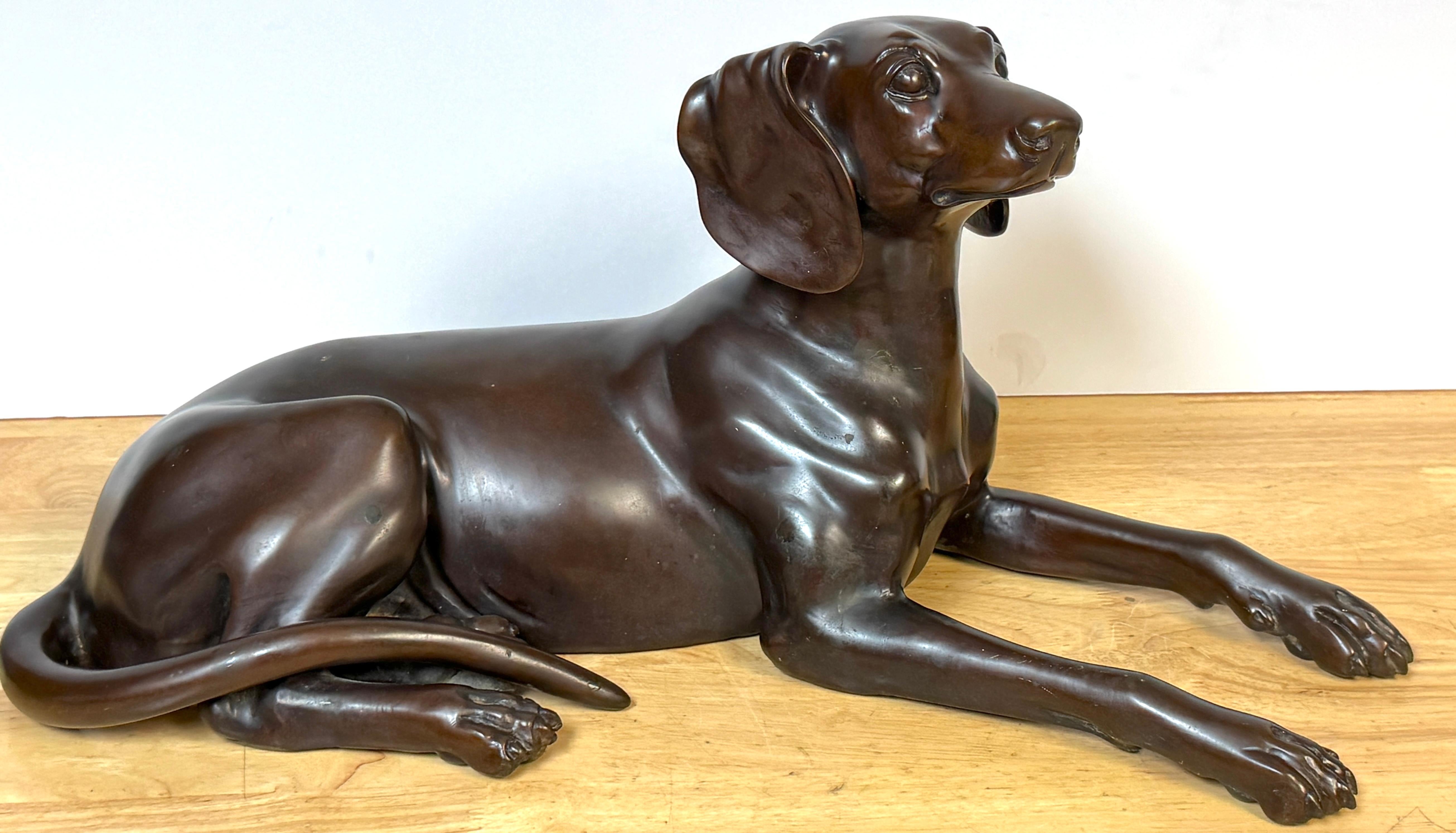 Sculpture en bronze patiné de l'école française représentant un chien de chasse couché

École française, 20e siècle

Sculpture en bronze de l'École française du XXe siècle représentant un chien de chasse au repos, d'un réalisme remarquable et d'une