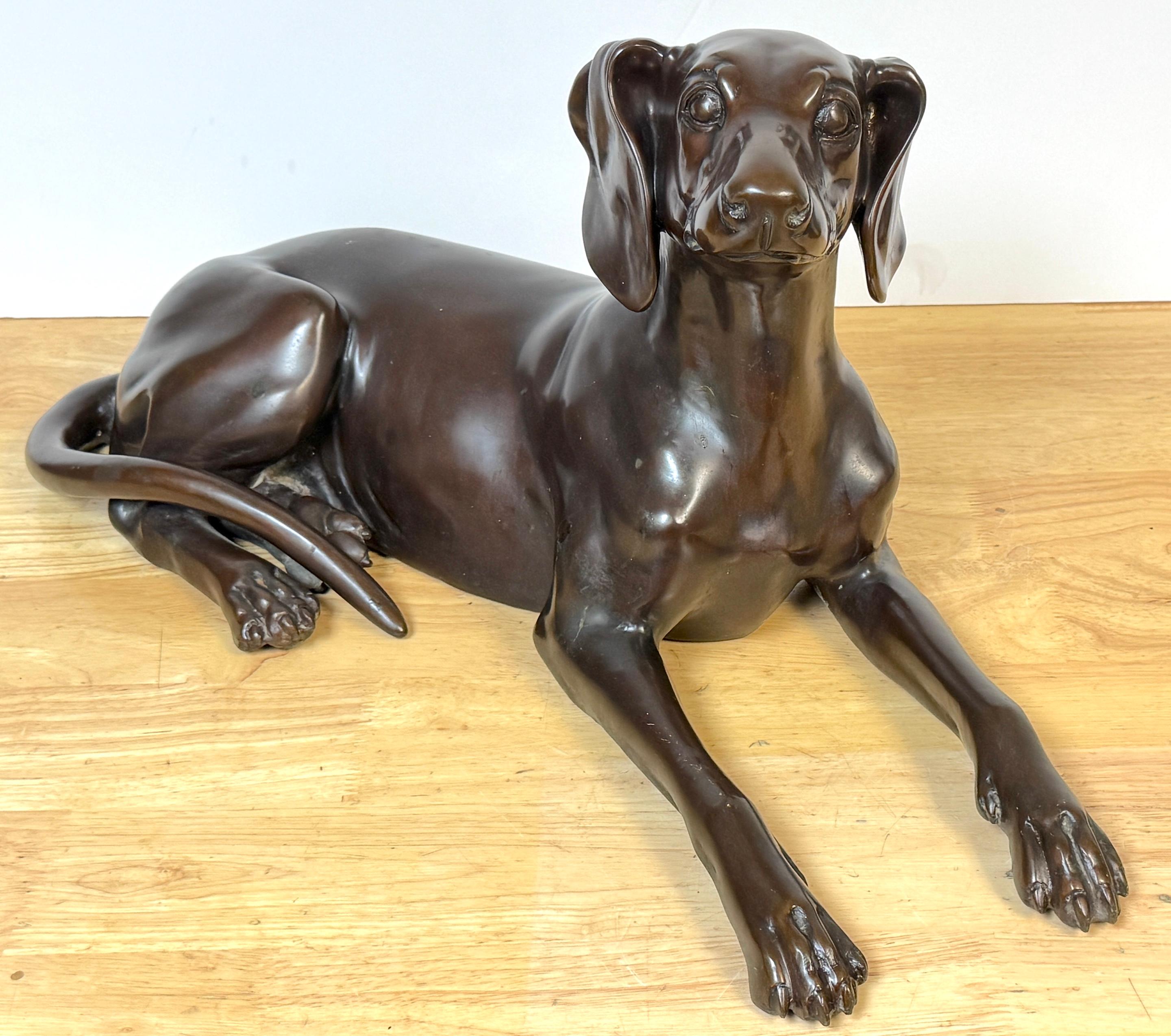 Français Bronze patiné de l'école française représentant un chien de chasse couché en vente
