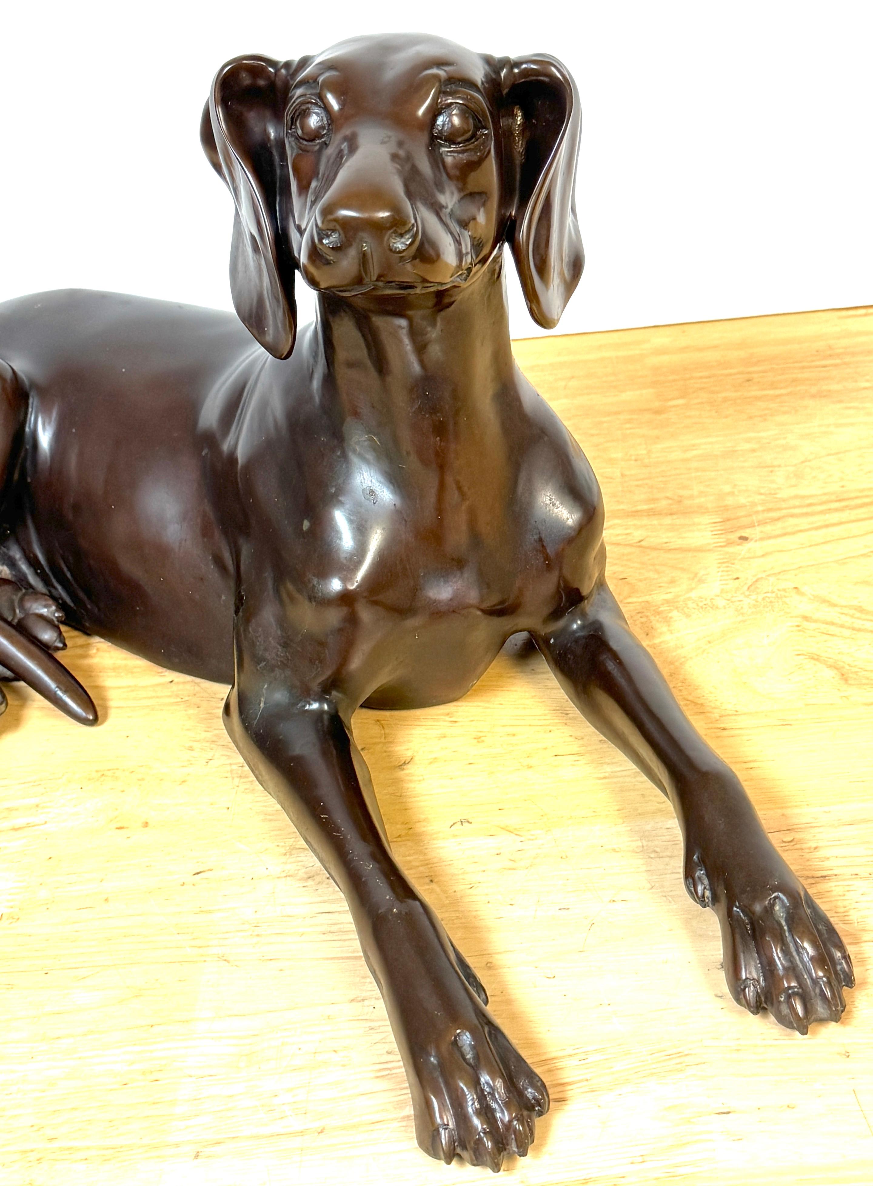 Moulage Bronze patiné de l'école française représentant un chien de chasse couché en vente
