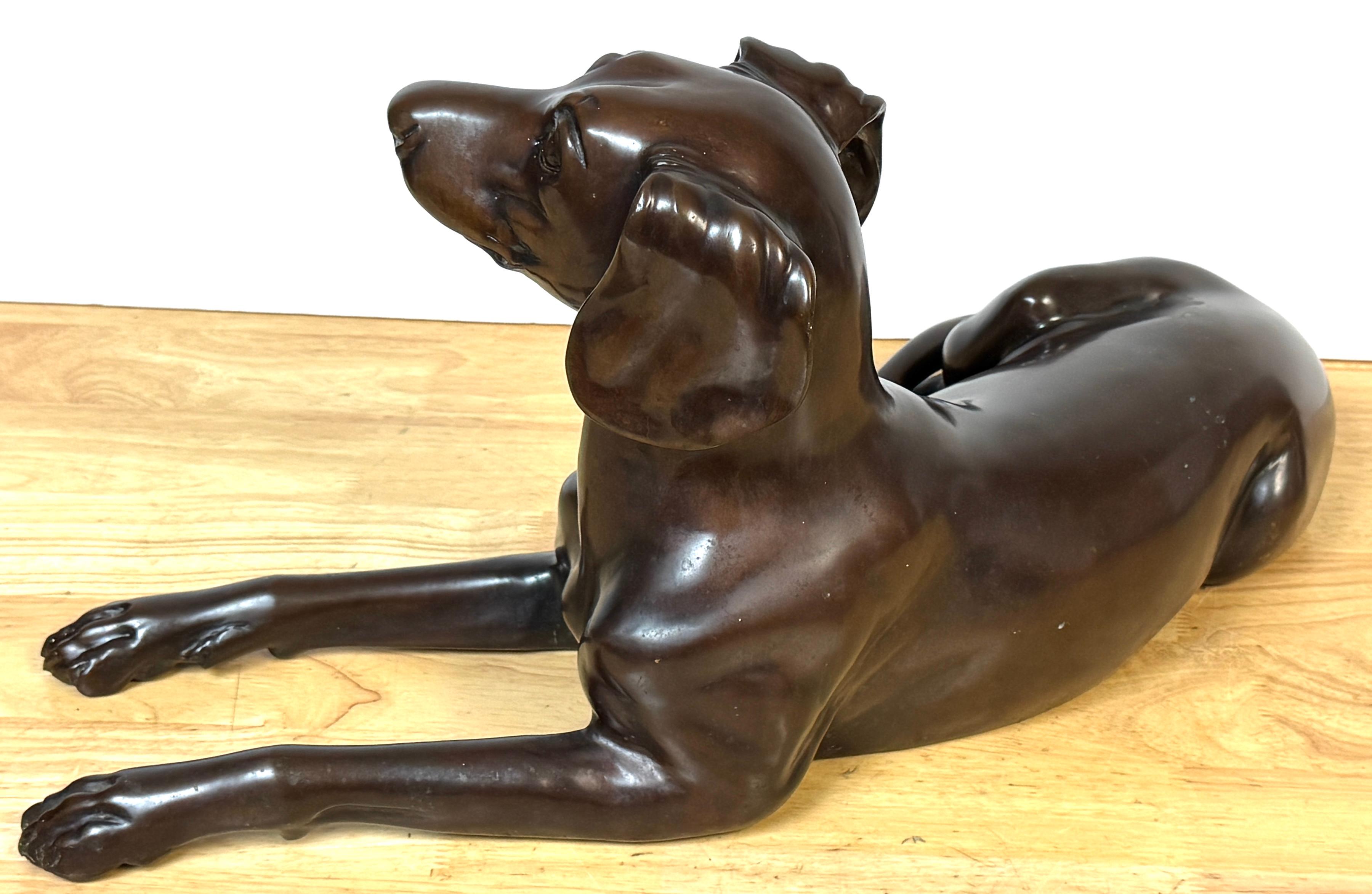 Bronze patiné de l'école française représentant un chien de chasse couché Bon état - En vente à West Palm Beach, FL