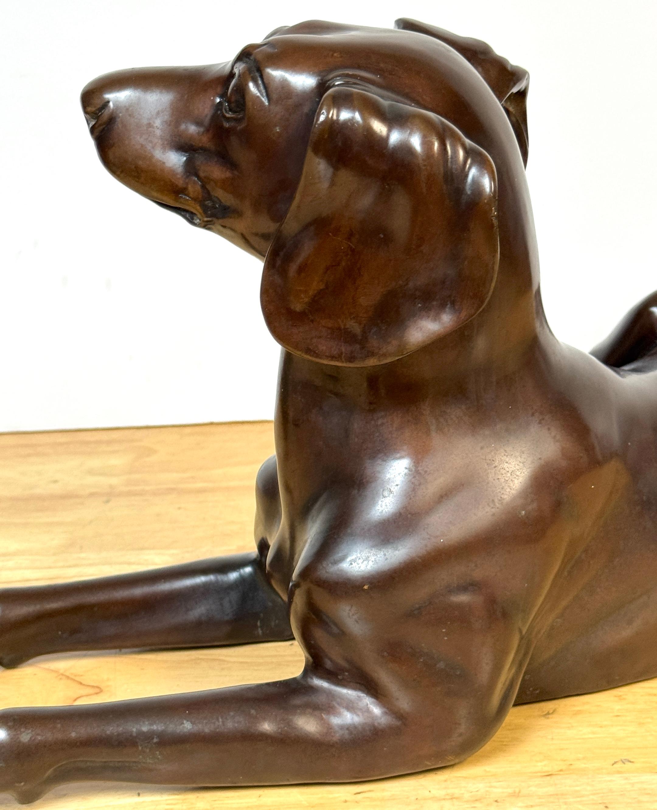 20ième siècle Bronze patiné de l'école française représentant un chien de chasse couché en vente