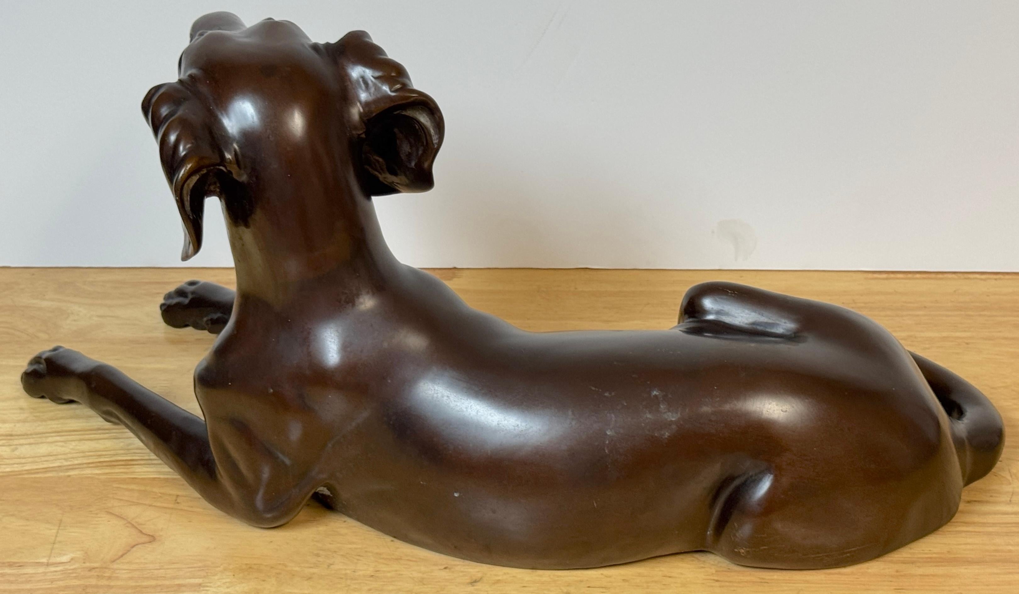 Bronze patiné de l'école française représentant un chien de chasse couché en vente 1