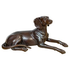 Bronce Patinado de la Escuela Francesa de Perro de Caza Yacente