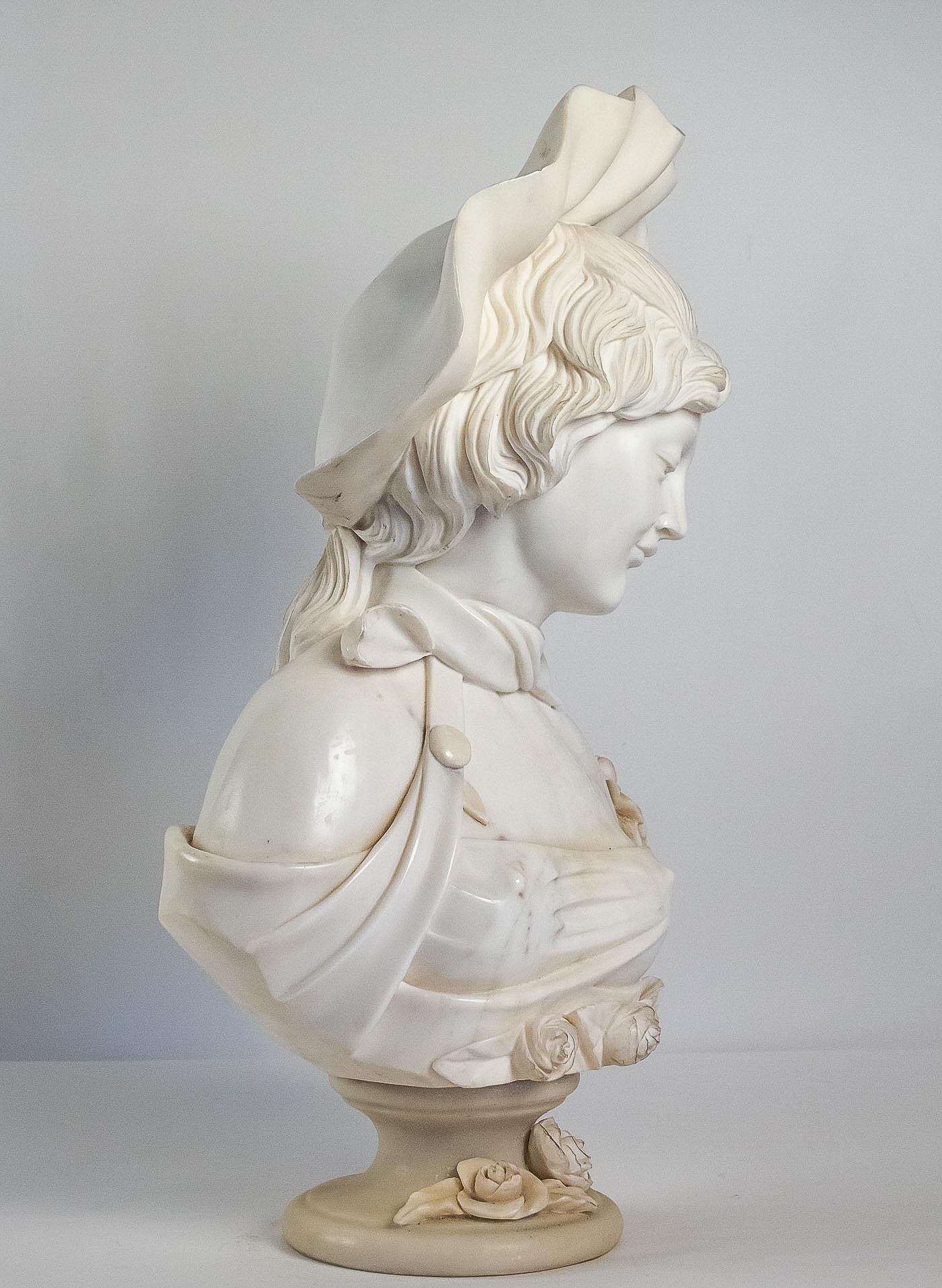 French School White Carrara Marble Bust a French Elegant Woman, circa 1900 For Sale 4