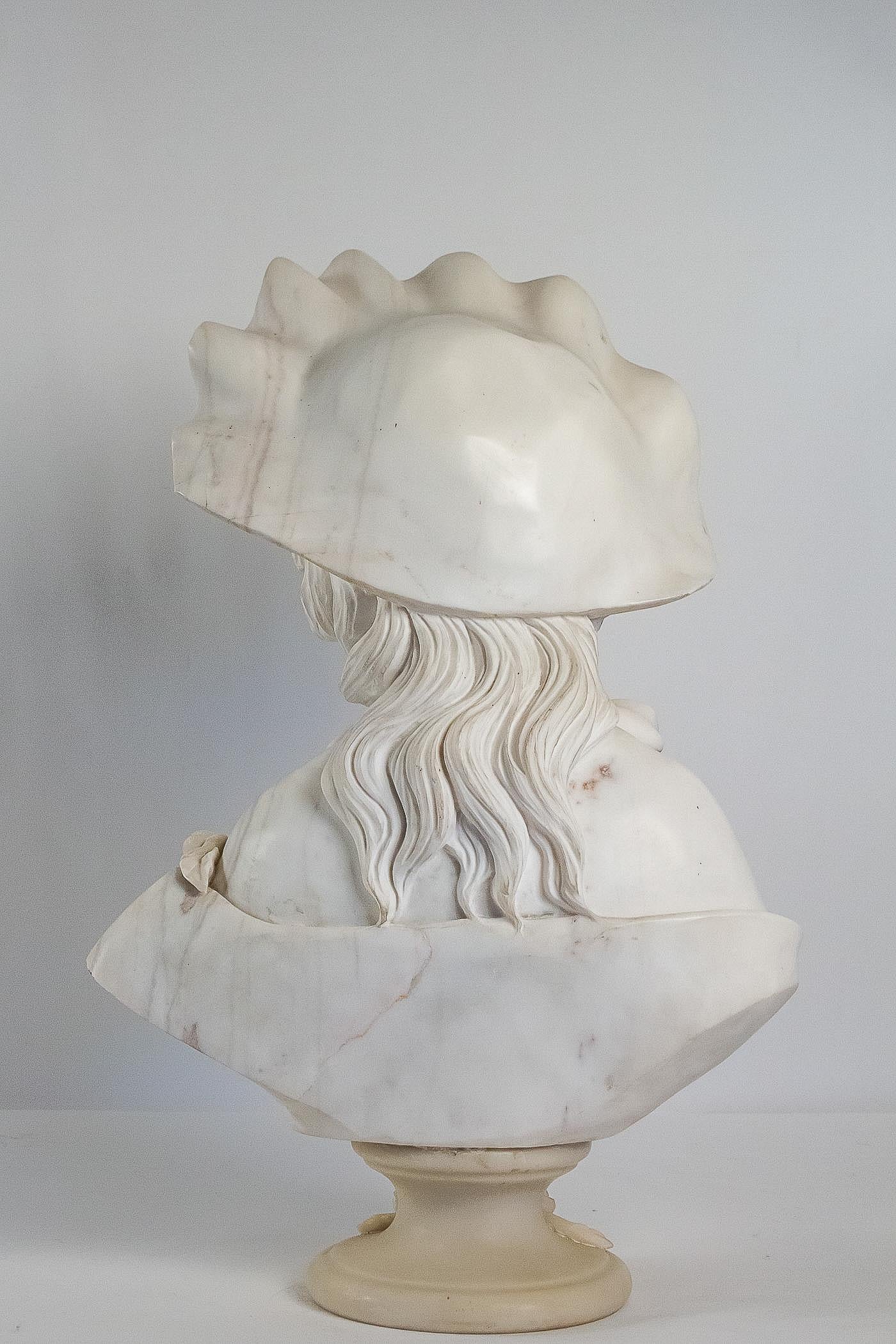 French School White Carrara Marble Bust a French Elegant Woman, circa 1900 For Sale 3