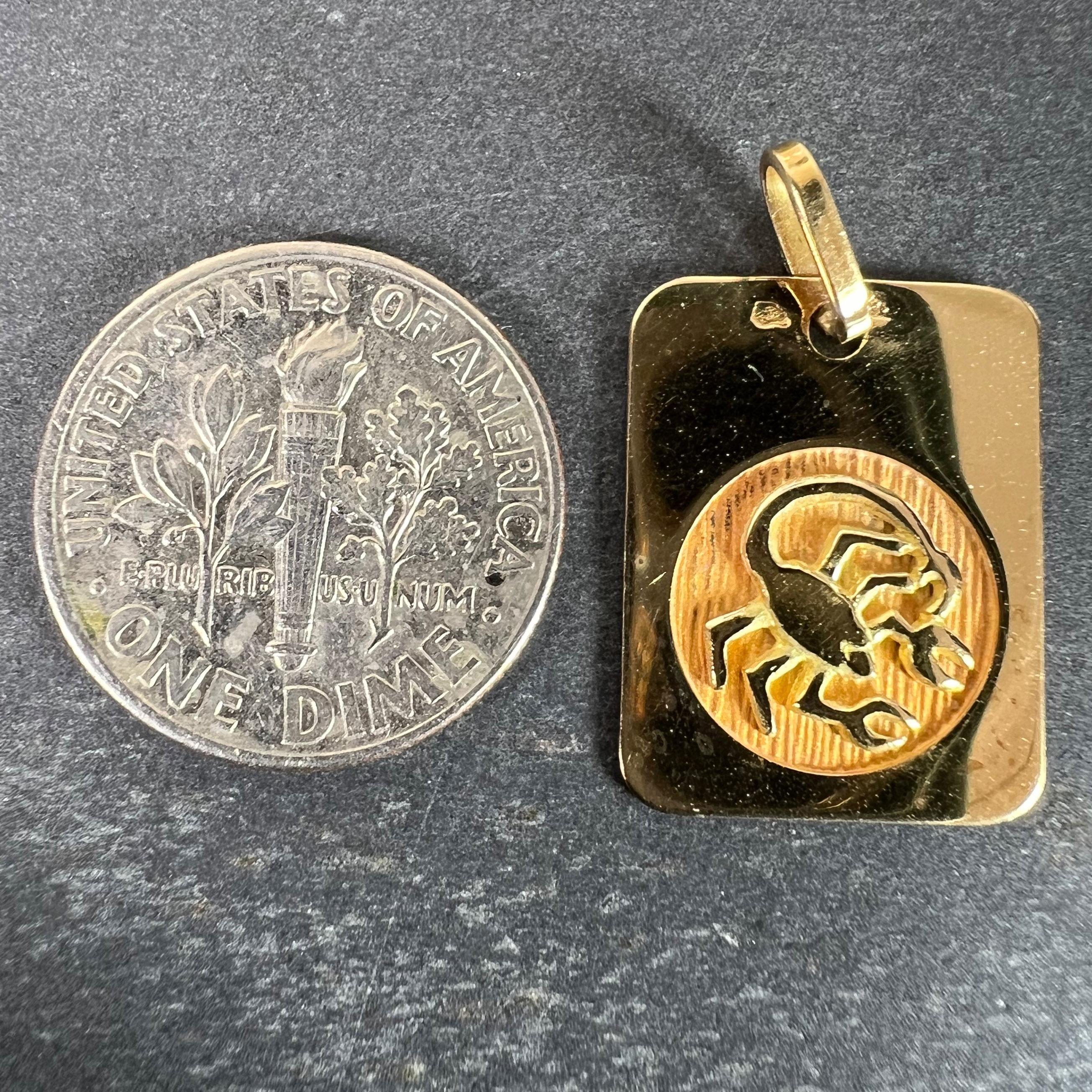 Pendentif médaille à breloques en or jaune 18K signe astrologique du Scorpion français en vente 6