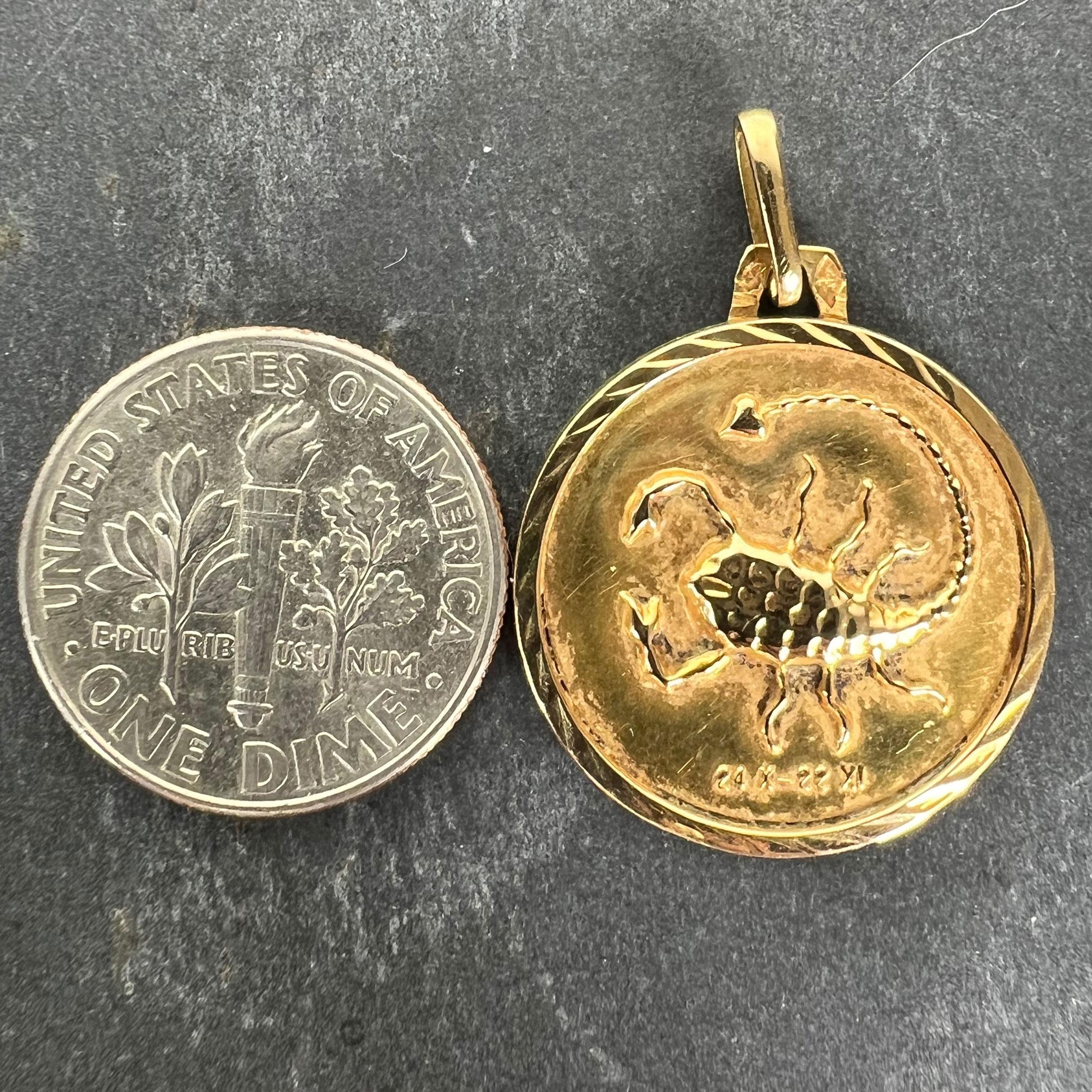 French Scorpio Starsign Zodiac 18K Yellow Gold Charm Medal Pendant en venta 6