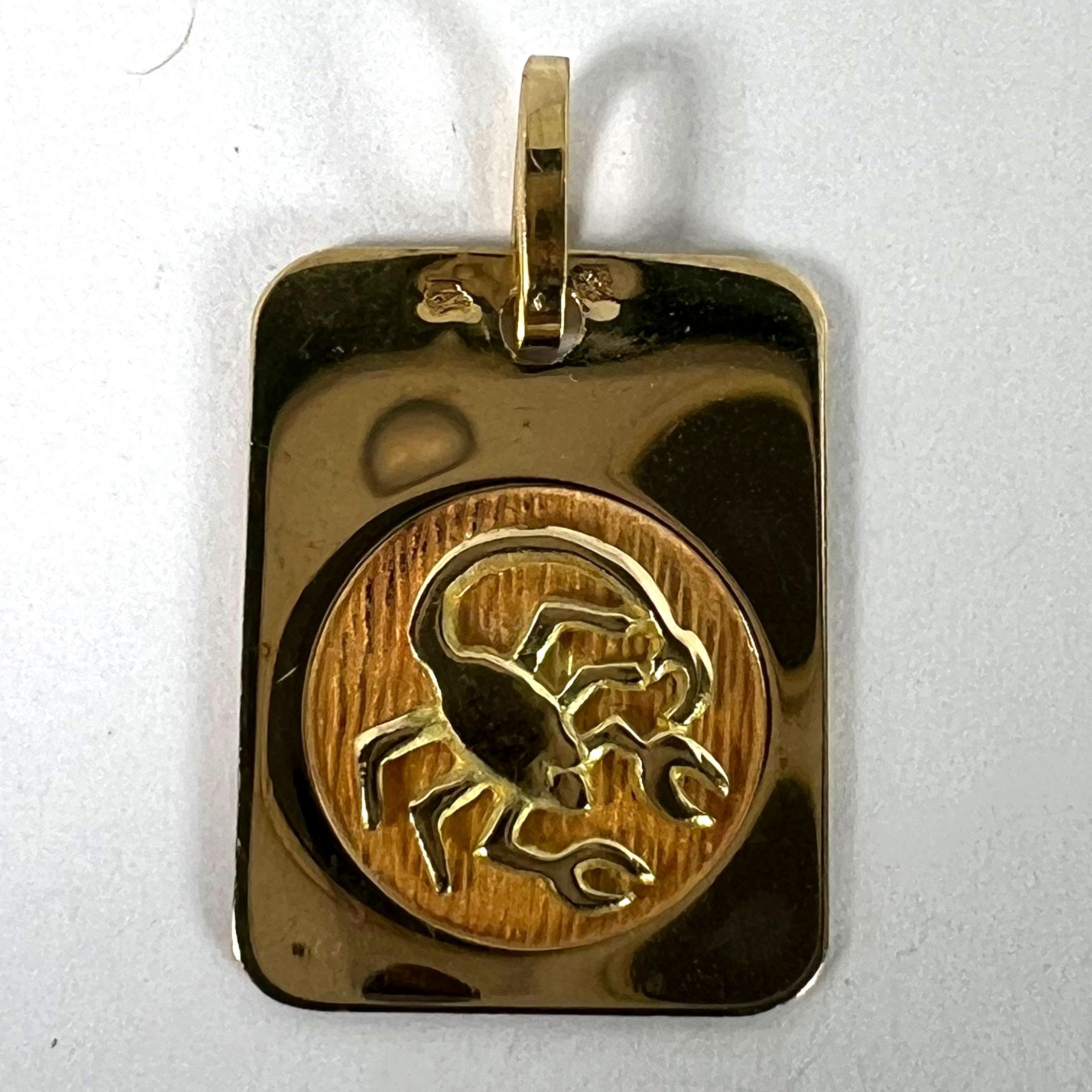 Pendentif médaille à breloques en or jaune 18K signe astrologique du Scorpion français en vente 7