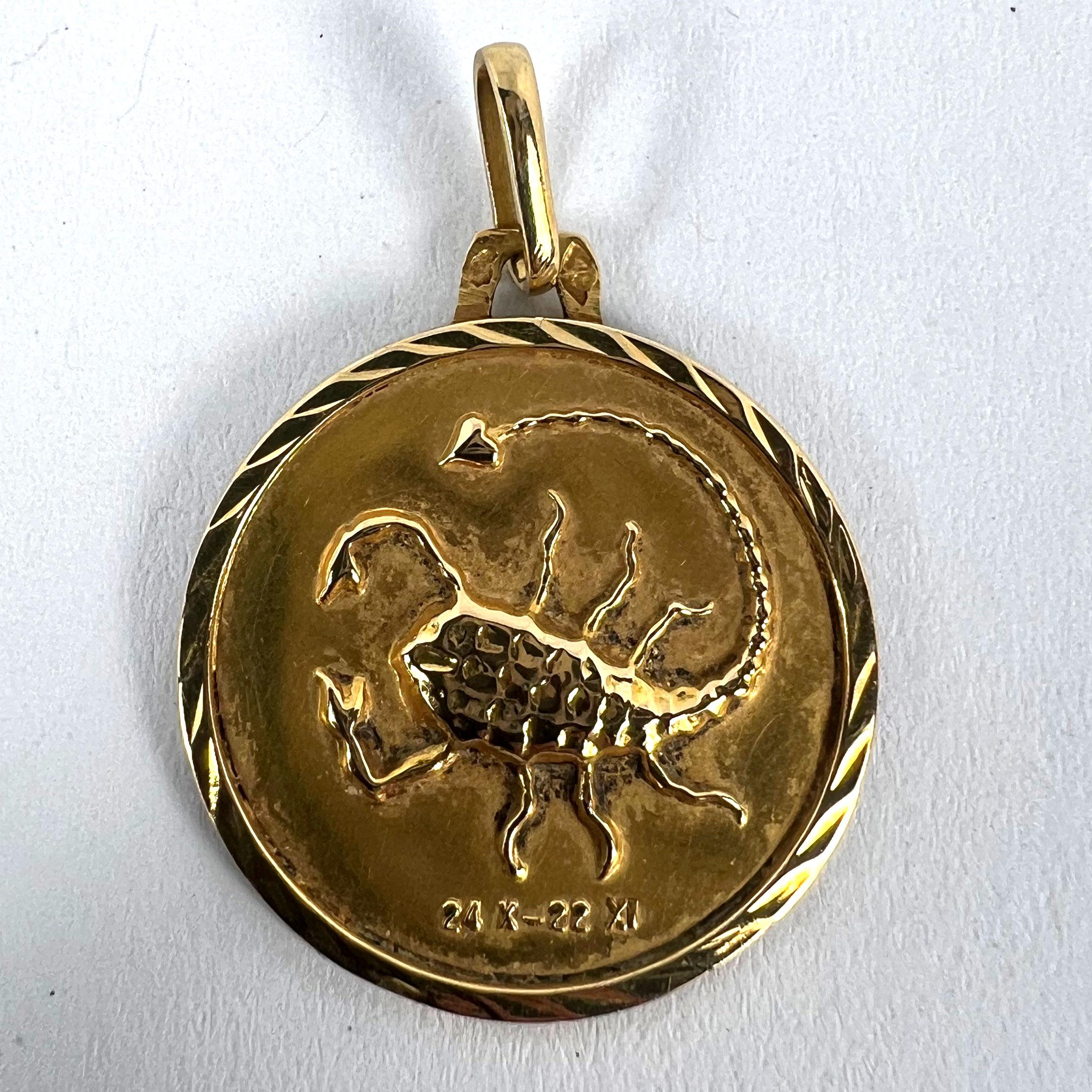 French Scorpio Starsign Zodiac 18K Yellow Gold Charm Medal Pendant en venta 7