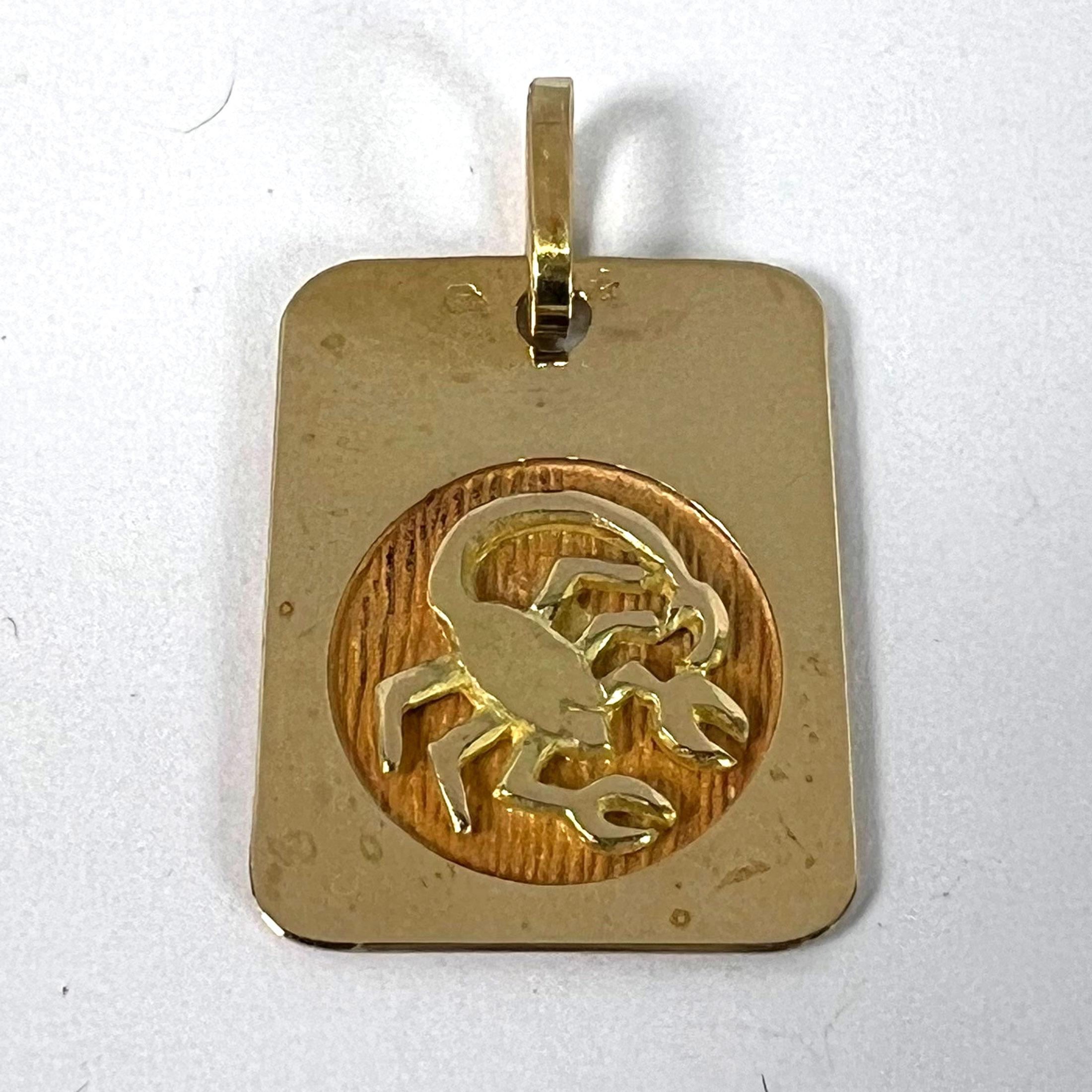 Pendentif médaille à breloques en or jaune 18K signe astrologique du Scorpion français en vente 8
