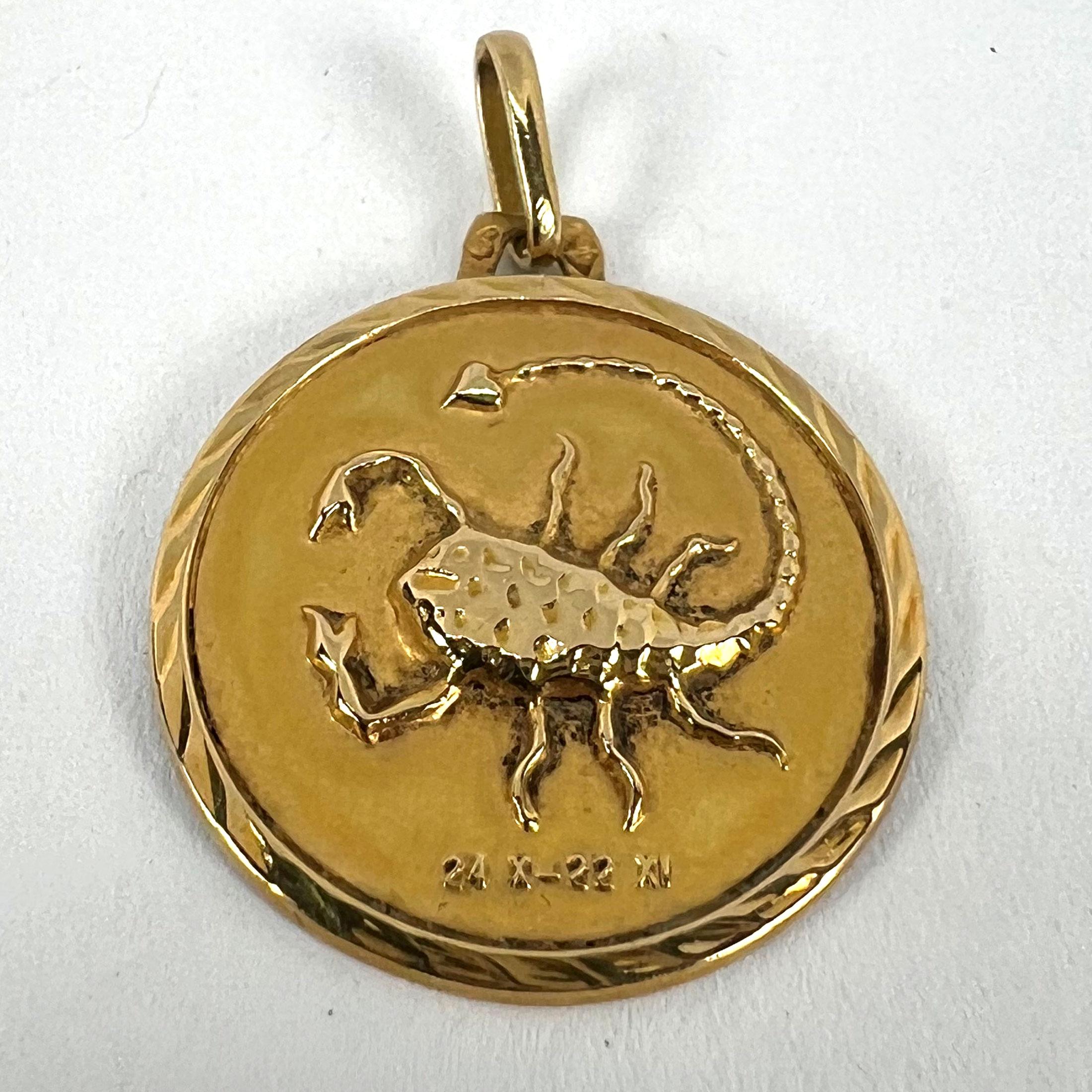French Scorpio Starsign Zodiac 18K Yellow Gold Charm Medal Pendant en venta 8