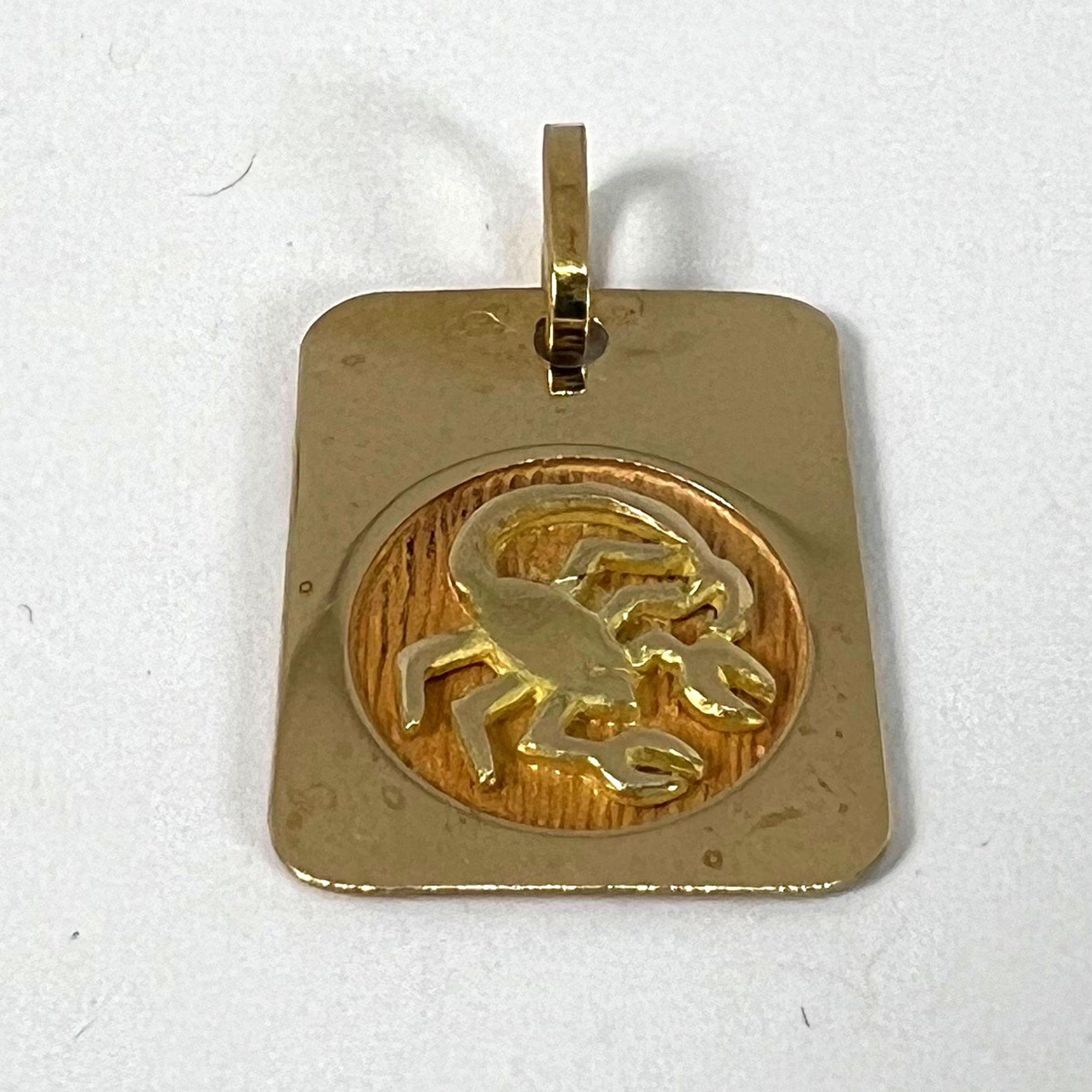 Pendentif médaille à breloques en or jaune 18K signe astrologique du Scorpion français en vente 9